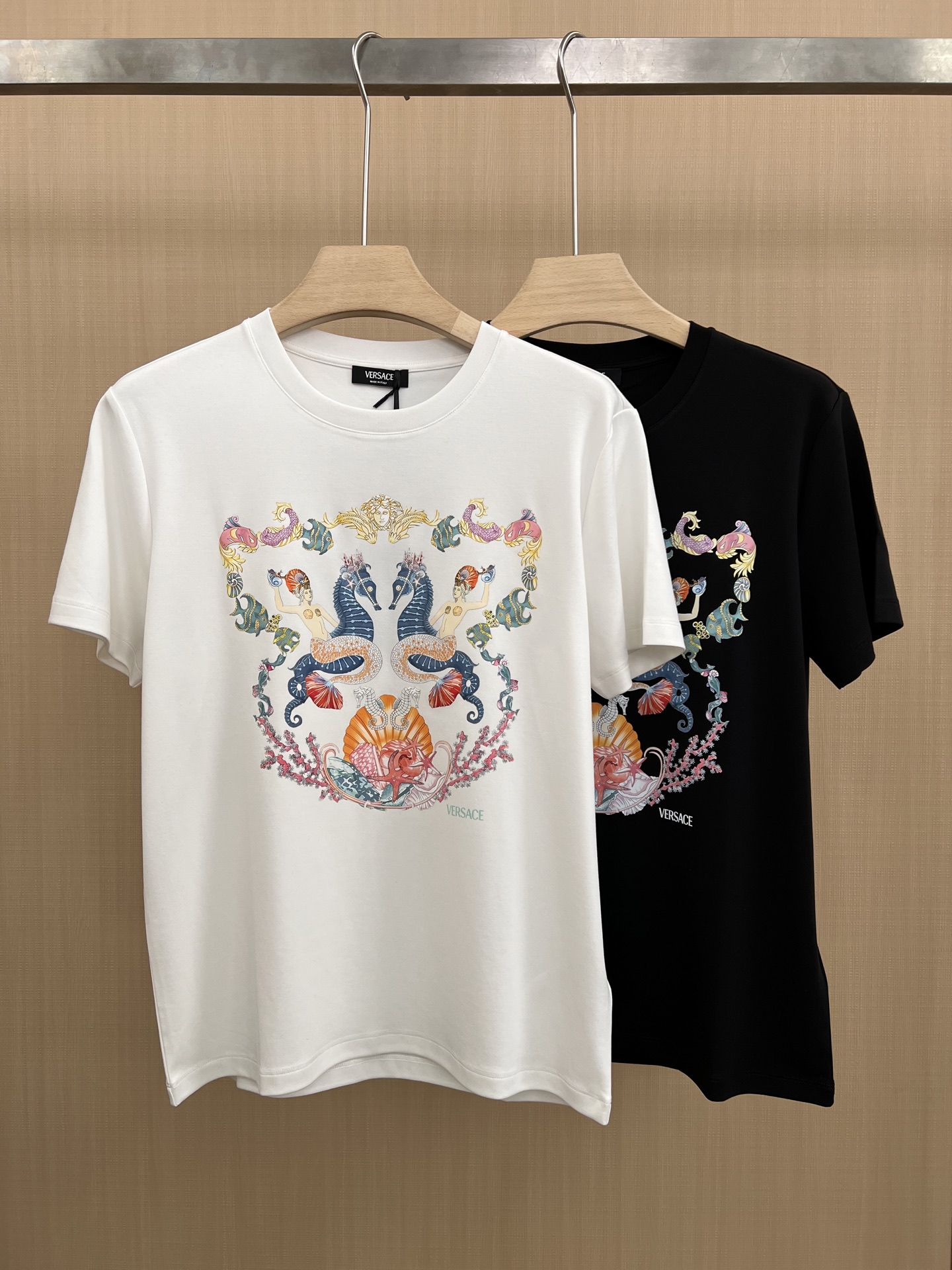 NO:569660,Versace.25 Autumn and Winter Coral Theater printed logo thickened fabric short-sleeved T-shirt with Coral Theater print on the front, depicting dramatic corals, shells and mermaids. The exaggerated and playful elements reflect the brand's eclectic artistic taste. Made of 300 grams of heavy Lenzing Modal cotton fabric, which is delicate and skin-friendly, soft and smooth, moisture-absorbent and breathable. It is a basic style T-shirt suitable for wearing inside or outside; color black, white  Sizes M～XXXL (S, 4XL, 5XL can be customized) PS The same logo extension can be customized [long-sleeved T-shirt] & [round-neck sweatshirt], versace, hoodie, sweatshirts, T-shirt, tees, t-shirt, alexander wang19860909Versace.25秋冬Coral Theatre印花标识加厚面料短袖T恤,正面饰有Coral Theatre印花,描绘了充满戏剧感的珊瑚、贝壳和美人鱼,夸张戏谑的元素反映出品牌不拘一格的艺术品味.采用300克重兰精莫代尔棉面料细腻亲肤、柔软顺滑、吸湿透气,一款内搭或外穿皆合适的基础样式T恤衫； 颜色黑色、白色 尺码M～XXXL（S、4XL、5XL可定制） PS同款logo延伸可定制【长袖T恤】&【圆领卫衣】,,versace,hoodie,sweatshirts,T-shirt,tees，t-shirt,alexander wang,Men's clothing