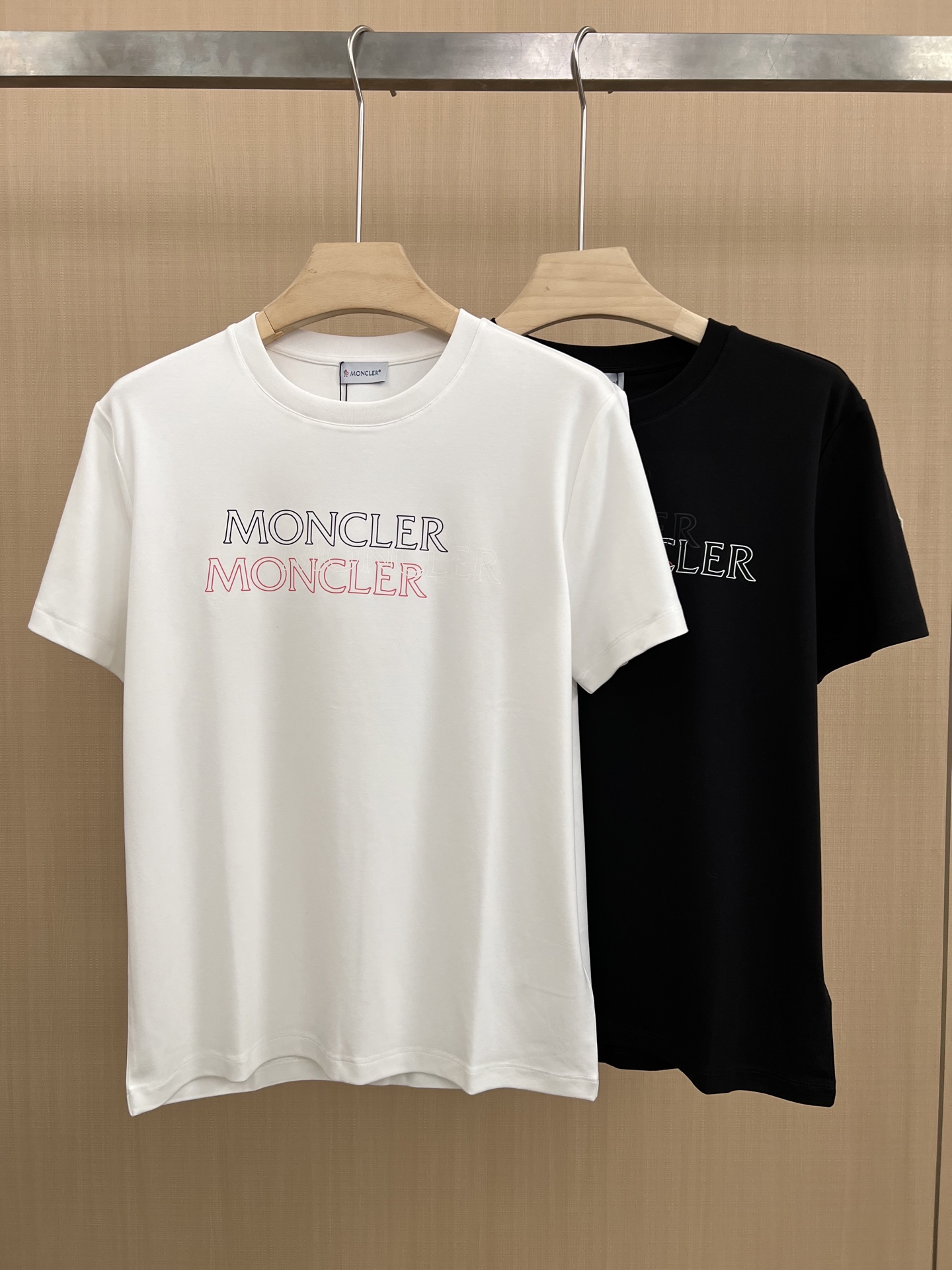 NO:569663,Moncler. Meng Mouth 25 new brand letter three-color printed logo thickened fabric short-sleeved T-shirt. The left sleeve is decorated with classic wool embroidery small labels to interpret the early autumn style brand logo. It is made of 300 grams of heavy Lenzing Modal cotton fabric that is delicate and skin-friendly, soft and smooth, moisture-absorbent and breathable. It is a basic classic style T-shirt suitable for inner wear or outer wear; color black, white, size M ~ XXXL (S, 4XL, 5XL can be customized)  PS The same logo extension can be customized [long-sleeved T-shirt] & [round-neck sweatshirt], Moncler, hoodie, sweatshirts, T-shirt, tees, t-shirt, alexander wang19860909Moncler.蒙口 25秋冬新款品牌字母三色印花标识加厚面料短袖T恤,左袖饰有经典羊毛刺绣小标点缀,演绎早秋风格品牌标识,采用300克重兰精莫代尔棉面料细腻亲肤、柔软顺滑、吸湿透气,一款内搭或外穿皆合适的基础经典样式T恤衫； 颜色黑色、白色 尺码M～XXXL（S、4XL、5XL可定制） PS同款logo延伸可定制【长袖T恤】&【圆领卫衣】,,Moncler,hoodie,sweatshirts,T-shirt,tees，t-shirt,alexander wang,Men's clothing