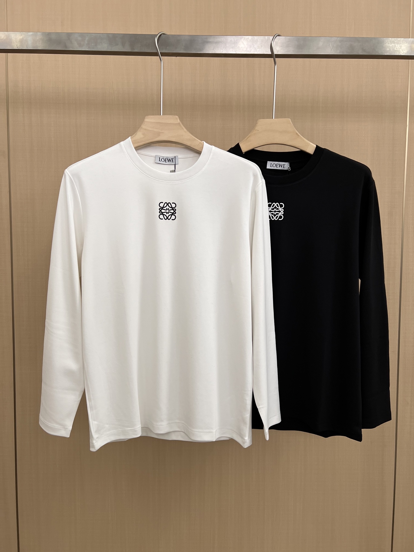 NO:569668,Loewe. Luo Yiwei autumn and winter decorated brand classic elements Anagram logo three-dimensional silicone long-sleeved T-shirt, same style for men and women  , the evergreen model on the official website and in the counter, it can be called a versatile item, easy to match a variety of outfits, low-key but not ostentatious. Interpretation of the early autumn style brand logo, a basic classic style long-sleeved T-shirt suitable for wearing inside or outside. It is made of 300 grams of heavy Lenzing Modal cotton fabric that is delicate and skin-friendly, soft and smooth, moisture-absorbent and breathable. It is often called 'breathing fabric'. Color: black, white, size M～XXXL  PS The same logo extension can be customized [short-sleeved T-shirt] & [round-neck sweatshirt], loewe, loewe, hoodie, sweatshirts, T-shirt, tees, t-shirt, alexander wang19860909Loewe.罗意威 秋冬饰品牌经典元素Anagram logo花字立体硅胶长袖T恤衫,男女同款 、官网、专柜长青款,堪称百搭单品,轻松拿捏各种穿搭,低调而不张扬.演绎早秋风格品牌标识,一款内搭或外穿皆合适的基础经典样式长袖T恤衫,采用300克重兰精莫代尔棉面料细腻亲肤、柔软顺滑、吸湿透气、常被叫做“会呼吸的面料” 颜色黑色、白色 尺码M～XXXL PS同款logo延伸可定制【短袖T恤】&【圆领卫衣】,,loewe,loewe,hoodie,sweatshirts,T-shirt,tees，t-shirt,alexander wang,Men's clothing