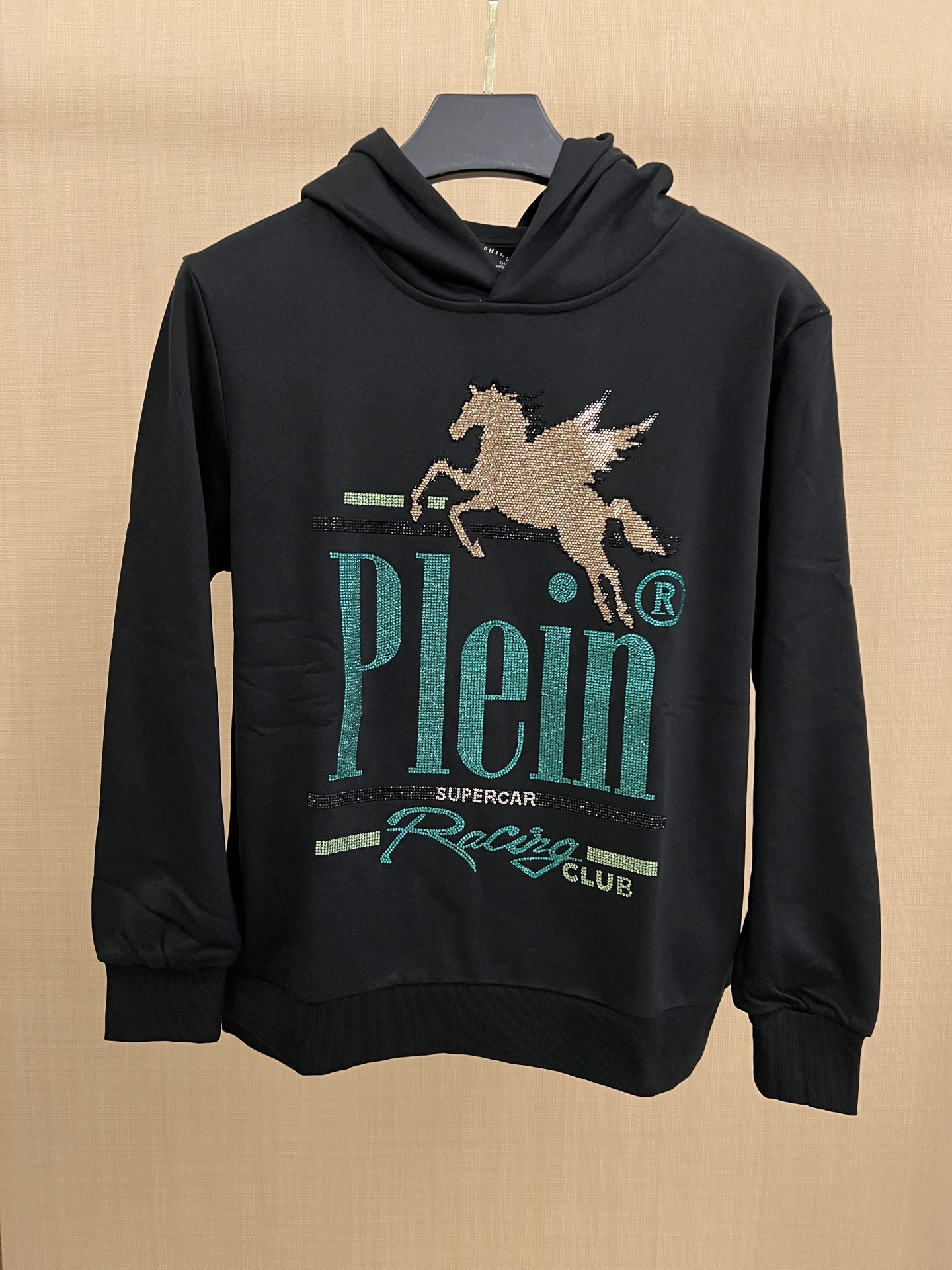 NO:569673,PHILIPP PLEIN 25 autumn/winter men's Racing Club crystal logo hooded sweatshirt. The hood is decorated with classic leather PP hardware badges, pockets on both sides of the body, and color-matched ribbed cuffs and hem. Made of 380 grams of pure cotton sweatshirt fabric, which is soft and draped, comfortable and breathable, with clear texture and a natural cotton feel. Highly recommended!  Black M～XXXL,,hoodie,sweatshirts,hats,alexander wang19860909PHILIPP PLEIN 25秋冬男士Racing Club水晶标识连帽卫衣,帽中饰有经典皮质PP五金徽章、衣身两侧口袋设计,配色罗纹袖口及下摆.采用380克重纯棉卫衣面料制成,柔软垂顺,舒适透气、纹理清晰、棉感自然,强烈推荐！黑色 M～XXXL,,hoodie,sweatshirts,hats,alexander wang,Men's clothing