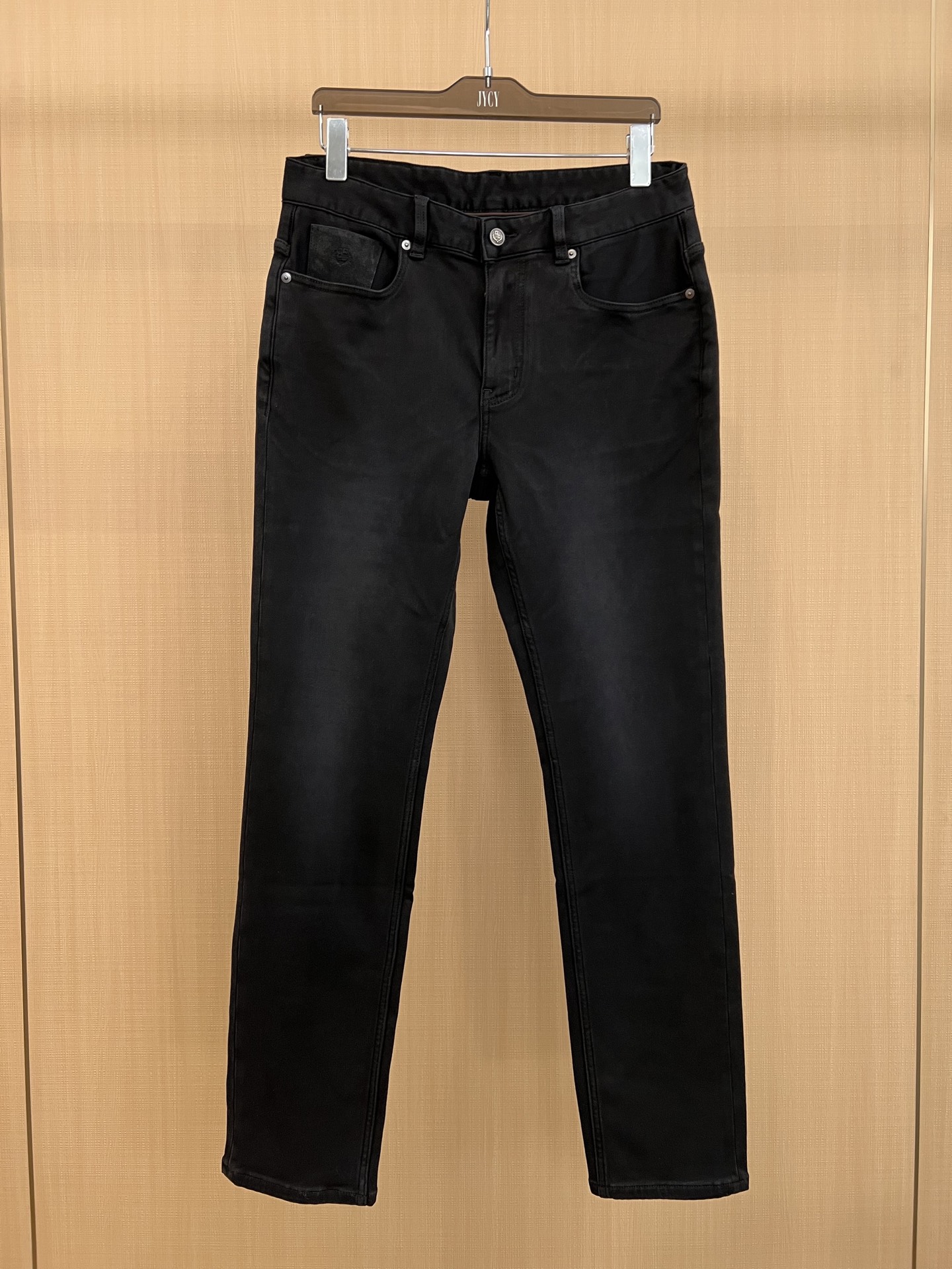 NO:569685,LP winter washable small black and gray cow jeans, 28 cotton, 32 regenerated cellulose, 38 polyester (Arctic velvet + T) 2 spandex. Arctic velvet has a soft and fluffy texture. It can effectively lock in body temperature. It has good warmth retention, breathability and lightness. The fabric can effectively absorb and quickly evaporate sweat, avoiding the feeling of dampness and stuffiness.  The fabric has a comfortable cotton texture, with a soft and skin-friendly touch, similar to pure cotton, but with better functionality, such as wrinkle resistance and abrasion resistance. The fabric has good UV resistance and fits the light and comfortable fabric, the traditional gallery shape and the standard cutting lines of the trouser legs. The placket zipper has buttons, front pockets with small pockets, patch-type back pockets, and the hips of traditional cut trousers are regular sizes while the trouser legs are small and straight!  black,29-38,,loro piana,jeans,alexander wang19860909LP 冬季水洗不掉色小黑灰牛牛仔裤,28棉 32再生纤维素 38聚酯（北极绒+T）2氨纶 北极绒具有柔软、蓬松的质感. 有效锁住体温 .保暖性,透气性,轻便性都很好 面料可以有效吸收并快速蒸发汗水,避免湿闷感. 面料舒适棉质感,具有柔软亲肤的触感,类似于纯棉,但具备更好的功能性,如抗皱性和耐磨性 面料具有良好的抗紫外线,契合轻盈舒适的面料、传统廊形和裤管的标准裁剪线条,门襟拉链带钮扣带小口袋的前口袋贴式后口袋,传统裁剪裤装的臀部为常规尺寸而裤管小直筒！黑色,29-38,,loro piana,jeans,alexander wang,Men's clothing