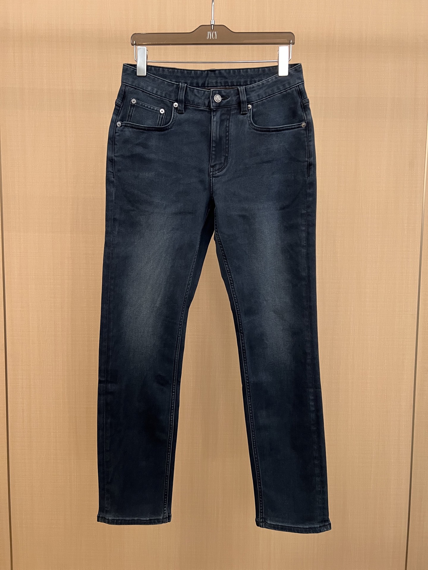 NO:569691,LP Winter Wool Blend Super Stretch Jeans!  The fabric is made of cotton 36.3 polyester 17 yokes 36.3 viscose 6.2 wool 3.1 Lycra 1.1!  The dark blue color matches the light and comfortable fabric, the traditional gallery shape and the standard cutting lines of the trouser legs. The zipper fly has buttons and small pockets, front pockets and back pockets. The hips of the traditional cut trousers are regular size and the legs are small and straight!  29-38,,loro piana,jeans,alexander wang19860909LP 冬季羊毛混纺超弹牛仔裤！面料采用棉36.3聚酯纤维17优可丝36.3粘纤6.2羊毛3.1莱卡1.1！深蓝色契合轻盈舒适的面料、传统廊形和裤管的标准裁剪线条,门襟拉链带钮扣带小口袋的前口袋贴式后口袋,传统裁剪裤装的臀部为常规尺寸而裤管小直筒！29-38,,loro piana,jeans,alexander wang,Men's clothing