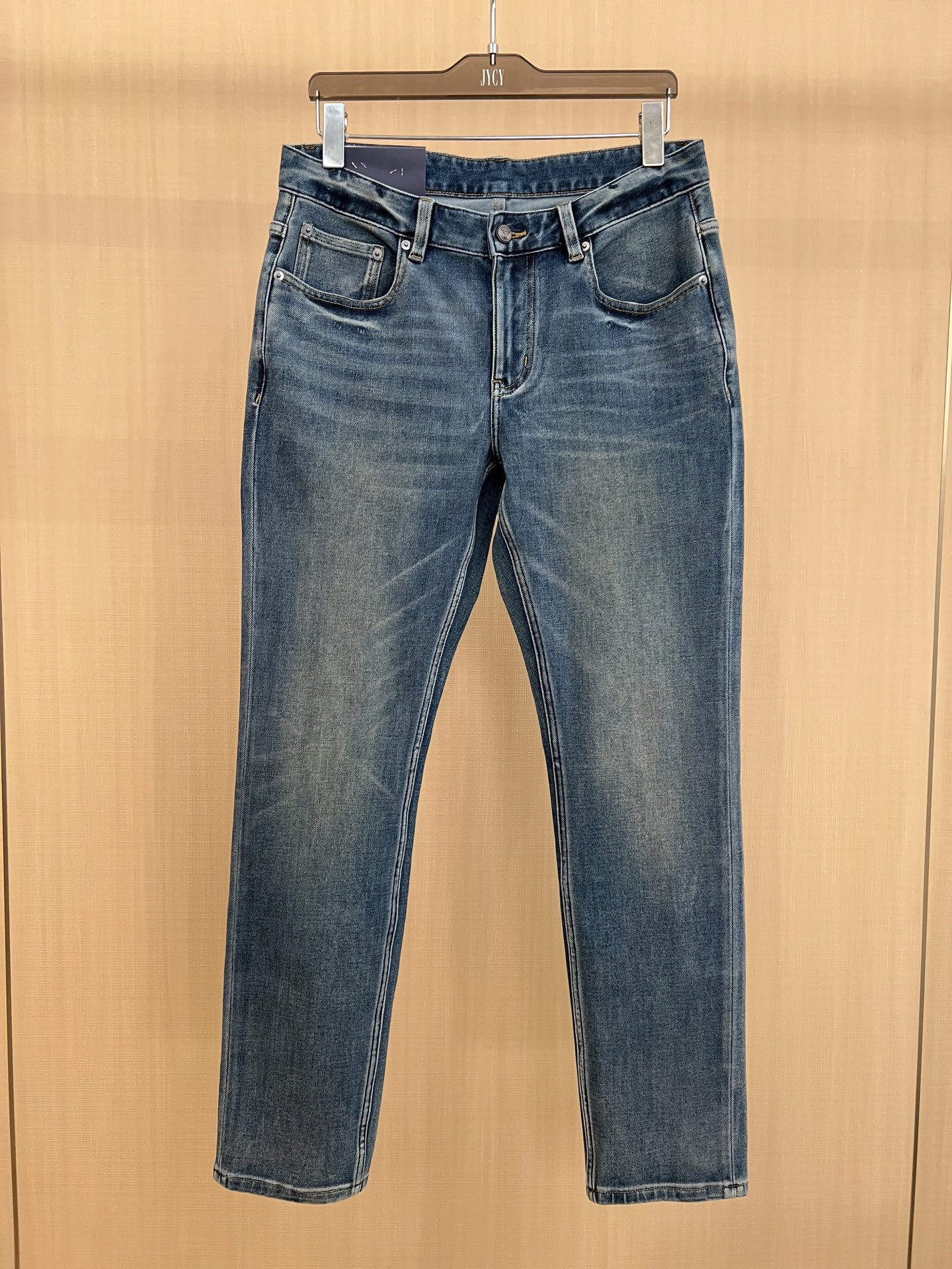 NO:569697,Pd25 winter simple and classic slim-fit small straight cut design men's versatile business jeans for commuting!  Infinitely stretchable fabric is simple and comfortable!  Simplicity is not simple. It symbolizes comfort and elegance!  !  It feels gentle to the touch, delicate to the touch, super soft and breathable, just right for this season, very high-end, and rich in design, and the upper body effect is great!  The simple design can completely calm down the impetuousness in a man's heart and add a unique fashion charm. It is more suitable for men who have experienced various vicissitudes of life!  It can be said that the items in this series are completely tailor-made for urban men. They show a strong retro atmosphere and nostalgic style. They have a unique charm and a sense of style. They convey personality and fashionable temperament charm in traditional high-standard business and leisure, highlight the exquisite and fashionable charm, and highlight their own specifications and grades. 29-38,, jeans, alexander wang19860909Pd25年冬季简约经典修身小直筒版型裁剪设计男士通勤百搭商务牛仔裤！无限弹的面料简洁舒适！简约不简单.象征着舒适、优雅！！手感温和、触感细腻,超柔和透气,正适合这个时节,非常高档,及其富有设计感,上身效果非常棒！简约的设计,它可以将男人心中那种浮躁彻底沉淀,增添那种独特的时尚魅力,它更加适合那种已经经历过各种沧桑岁月的男士！这个系列的单品可以说是完全为都市型男量身定做,尽显浓郁的复古气息和怀旧风情,有着一股独特的韵味,格调感十足,与传统的高规商务休闲中,传递个性与时髦气质魅力,凸显精致与时尚魅力,彰显自身的规格档次所在.29-38,,jeans,alexander wang,Men's clothing