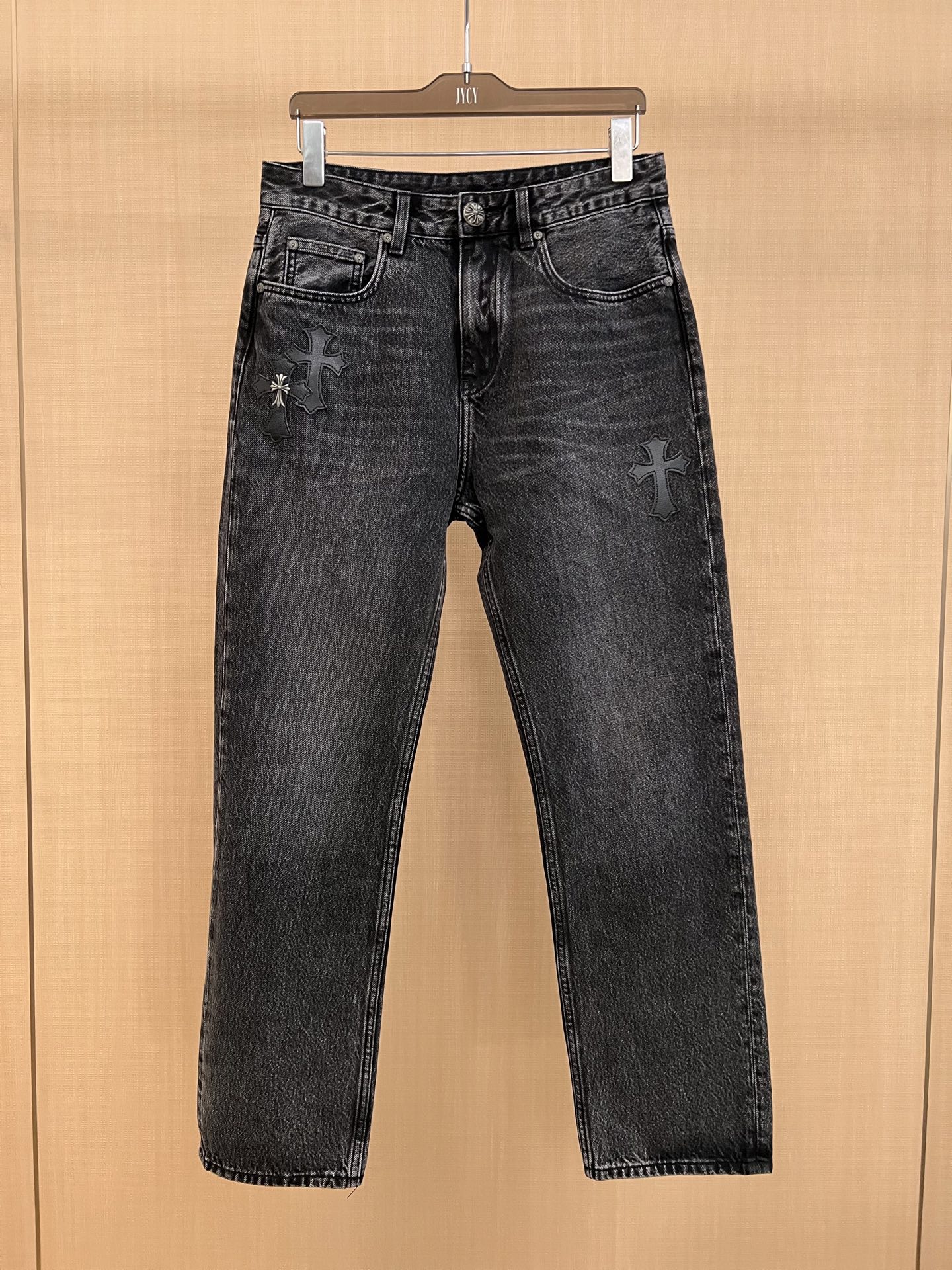 NO:569709,Denim beauty....black and gray straight leg jeans!  The denim that grabs the head... Chrome heart black and gray jeans, high-end tasting beauty, rare series, limited edition in Ginza, Japan, estimated price is about 20,000 RMB, exclusive channel!  The king of street dark punk in the fashion industry, Crow Heart, takes the concept of street aesthetics to the extreme. Every piece is like a work of art... and is highly sought after by Hollywood stars!  !  !  This is an extremely outstanding pair of jeans. The materials and craftsmanship are extremely luxurious and exquisite. The vintage handmade metal buttons and nameplates are made of imported cowhide!  The overall details are full of style and impeccably handsome!  !  !  It demonstrates the extremely high level of craftsmanship, and the uninhibited and yuppie colors are vividly expressed!  !  !  Made from custom-made Italian fabrics, strong elastic fabrics...Excellent effect in lifting hips, slimming and slimming...Absolutely shining presence in various occasions, suitable for commuting and leisure!  !  !  The invincible all-purpose little gray cow, Crow heart ashes powder must be received... Size 29-38,,chrome hearts,chrome hearts,jeans,cowhide,alexander wang19860909牛仔美物....黑灰直筒牛仔裤！抢破头的牛仔..........Chrome heart克罗心黑灰牛仔裤,高端品鉴尤物,面罕见的系列,日本银座限量款,售价预估2万RMB左右,独家渠道！时装界的街头暗黑朋克之王克罗心,将街头美学概念发挥到极致,每一件都如艺术品般.....备受好莱坞明星的追捧！！！这是极为翘楚的一款牛仔裤,用料与工艺都极致奢华精湛,复古纯手工金属钮扣以及铭牌,进口牛皮制作！整体的细节逼格十足,无可挑剔的帅气！！！彰显了极高的工艺水准,不羁与雅痞的色彩表现的淋漓尽致！！！客供意大利定制面料,强弹力面料....提臀修身显瘦效果极佳..各种场合绝对闪耀的存在,通勤休闲兼备！！！无敌的万能百搭小灰牛,克罗心骨灰粉必收.......... 尺码29-38,,chrome hearts,chrome hearts,jeans,cowhide,alexander wang,Men's clothing