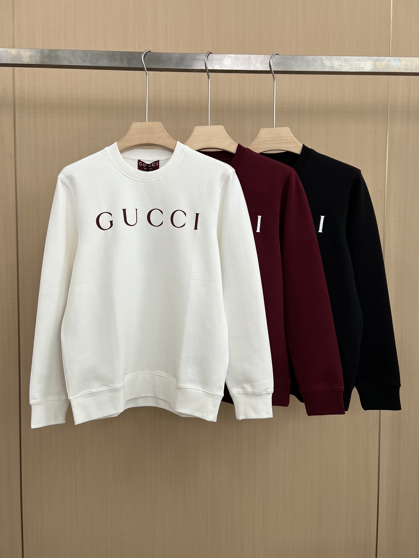 NO:573204,Guc@ci.25 new autumn and winter brand letter printed logo knitted round-neck sweatshirt, the letters on the front are simple and low-key interpretation of the brand element logo, using 400 grams of lyocell air layer fabric, which has the characteristics of soft, warm, comfortable and breathable, light and drapey, and the four-layer fiber structure makes the fabric less prone to wrinkles. Matching collar, cuffs and hem ribs; color black, white, ankora red size M ~ XXXL  PS The same logo extension can be customized [thick short-sleeved] & [long-sleeved T-shirt] non-returnable and non-exchangeable!  ,,gucci,hoodie,sweatshirts,T-shirt,tees,t-shirt,alexander wang19860909Guc@ci.25秋冬新品饰品牌字母印花标识针织圆领卫衣,正面字母简约低调演绎品牌元素标识,采用400克重莱赛尔空气层面料,其特性柔透保暖舒适透气性佳、轻盈有垂感、四重纤维构造使得面料不容易产生皱褶,配套衣领、袖口及下脚边罗纹； 颜色黑色、白色、安可拉红 尺码M～XXXL PS同款logo延伸可定制【加厚短袖】&【长袖T恤】不退不换！,,gucci,hoodie,sweatshirts,T-shirt,tees，t-shirt,alexander wang,Men's clothing