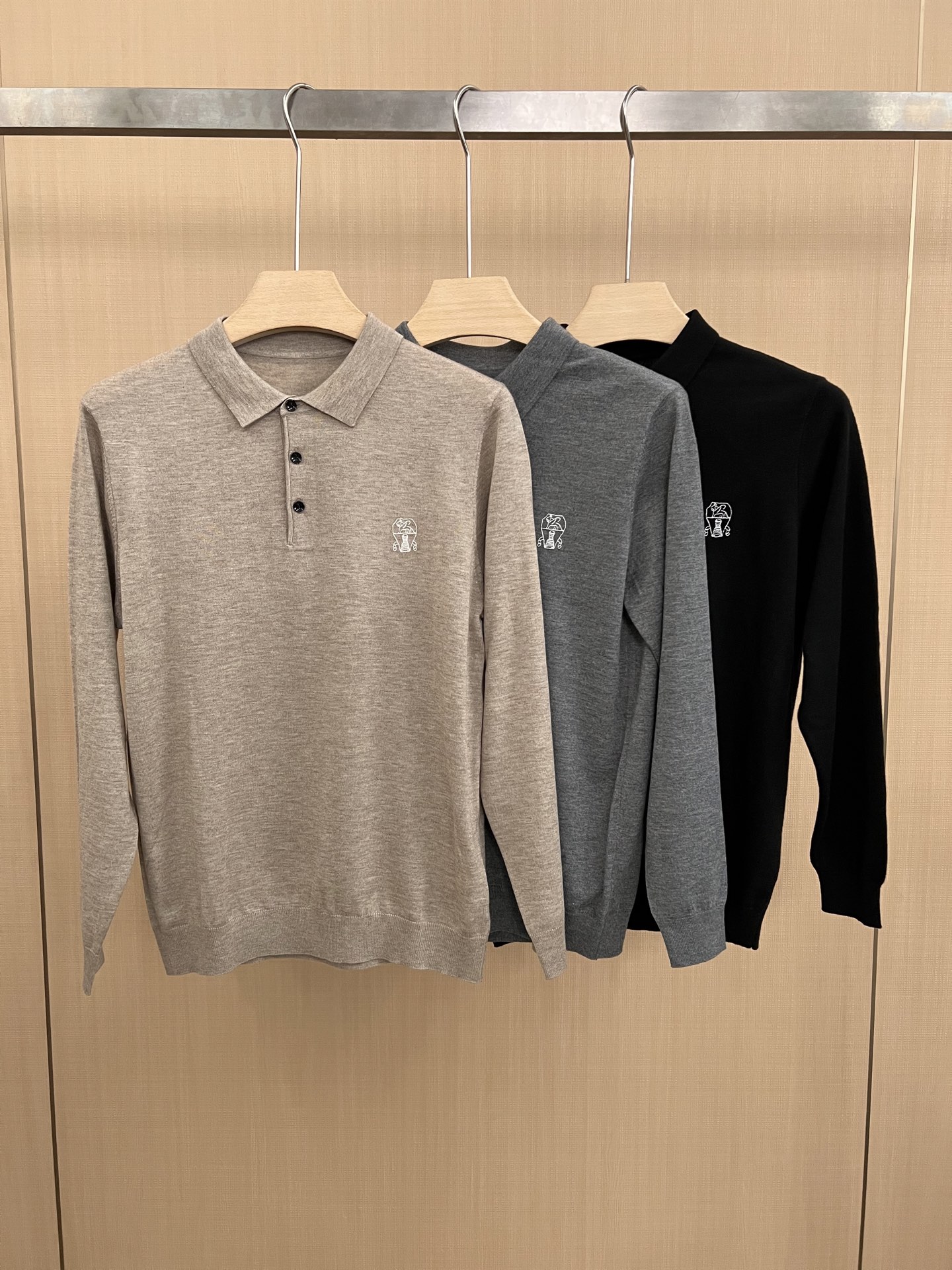 NO:573207,BC 25 new autumn and winter styles!  - Men's lapel long-sleeved wool base shirt, the latest men's base layer in autumn and winter, new varieties of high-quality merino yarn, four-pin double-layer yarn can produce such high-end effects, channel goods from trading companies, winter star-level items, practical and easy to wear, universal basic and versatile styles, and the texture is the same  Top quality, 30 wool, 40 acrylic, 20 nylon, 10 elastin fiber, skin-friendly, comfortable and not scratchy. It is a high-end and fashionable base layer that is extremely comfortable whether worn alone or as an inner layer. It prevents pilling and deformation, and has an excellent texture suitable for close-fitting wear. The minimalist brand logo highlights the temperament and demonstrates the high-end and invincible fashion sense!  Slim-fitting but not tight, with high elasticity on all sides, it is definitely a very comfortable upper body experience. It is a must-have item for winter wear!  It is quite comfortable to wear under the down jacket. The stitching is neat and exquisite, and the details are exquisite. The upper body effect is very good. There is no age limit. It is the best product on the Internet!  Color black light khaki light gray size L-4XL (one size smaller 48=L),,down jacket,alexander wang19860909BC 25秋冬季新款！-男士翻领长袖羊毛打底衫,秋冬最新款男士打底衫,新品种高品质进入美利诺纱线,四平针双层纱线才能出品如此高端的效果,贸易公司渠道货,冬季明星级别单品,好穿的实用派,万能基础百搭款式,质感更是一级棒,30羊毛40晴纶20锦纶10弹力蛋白纤维,亲肤舒适不扎人,无论单穿还是内搭都极为舒适的高级时尚的打底衫,防止起球变形,适合贴身穿的绝佳质地.极简品牌logo凸显气质,彰显高级无敌时髦感！修身不紧身,四面高弹,绝对是非常舒适的上身体验感,入冬内搭神物单品！穿在羽绒服里面相当的舒适体验,走线工整精致,细节精湛上身效果十分出色,无年龄层次限定,傲视全网的精品！ 颜色黑色 浅卡其色 浅灰色 尺码L-4XL（偏小一码 48=L）,,down jacket,alexander wang,Men's clothing