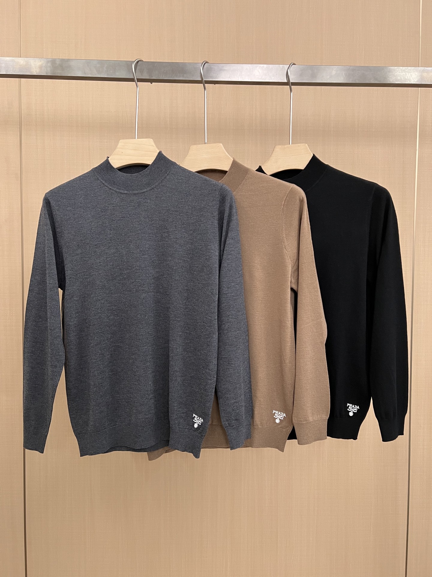 NO:573210,PD...25 new autumn and winter styles!  - Men's half turtleneck long-sleeved woolen base shirt, the latest men's base layer shirt in autumn and winter, new varieties of high-quality merino yarn, four flat needle double-layer yarn can produce such high-end effects, channel goods from trading companies, winter star-level items, practical and easy to wear, universal basic and versatile styles, and the texture is the same  Top quality, 30 wool, 40 acrylic, 20 nylon, 10 elastin fiber, skin-friendly, comfortable and not scratchy. It is a high-end and fashionable base layer that is extremely comfortable whether worn alone or as an inner layer. It prevents pilling and deformation, and has an excellent texture suitable for close-fitting wear. The minimalist brand logo highlights the temperament and demonstrates the high-end and invincible fashion sense!  Slim-fitting but not tight, with high elasticity on all sides, it is definitely a very comfortable upper body experience. It is a must-have item for winter wear!  It is quite comfortable to wear under the down jacket. The stitching is neat and exquisite, and the details are exquisite. The upper body effect is very good. There is no age limit. It is the best product on the Internet!  Color black khaki gray size L-4XL (one size smaller 48=L),,down jacket,alexander wang19860909PD……25秋冬季新款！-男士半高领长袖羊毛打底衫,秋冬最新款男士打底衫,新品种高品质进入美利诺纱线,四平针双层纱线才能出品如此高端的效果,贸易公司渠道货,冬季明星级别单品,好穿的实用派,万能基础百搭款式,质感更是一级棒,30羊毛40晴纶20锦纶10弹力蛋白纤维,亲肤舒适不扎人,无论单穿还是内搭都极为舒适的高级时尚的打底衫,防止起球变形,适合贴身穿的绝佳质地.极简品牌logo凸显气质,彰显高级无敌时髦感！修身不紧身,四面高弹,绝对是非常舒适的上身体验感,入冬内搭神物单品！穿在羽绒服里面相当的舒适体验,走线工整精致,细节精湛上身效果十分出色,无年龄层次限定,傲视全网的精品！ 颜色黑色 卡其色 灰色 尺码L-4XL（偏小一码 48=L）,,down jacket,alexander wang,Men's clothing