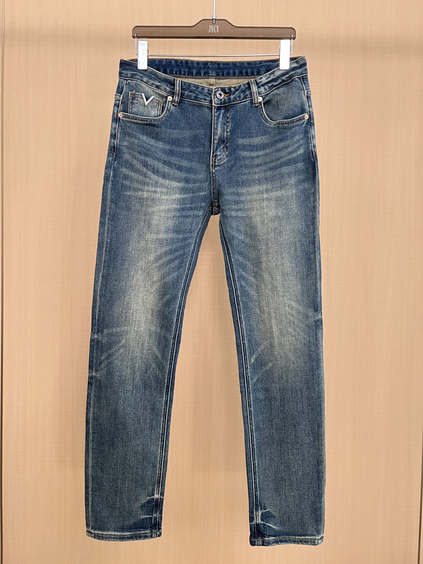 NO:573216,VITN Valentino 25 counter limited edition 25/autumn and winter new products, full of trendy design, washed jeans, luxurious feel 25//ss official website counter 9000 ocean new products, hot selling, original replica exclusive hardware accessories, luxurious and highly recommended, complex craftsmanship + washed foreign trade, quality details are processed in place, stretchy slim straight pants type  Size.29-38, there is size 35 but not size 37,,valentino,jeans,alexander wang19860909VITN华伦天奴 25专柜限量版 25/秋冬新品 潮流设计感十足洗水牛仔裤 奢华感25//ss官网专柜9000大洋新品热销 原版复刻独家五金辅料 奢华感重磅强烈推荐 复杂工艺工艺+洗水外贸 品质感细节处理满满到位 弹力修身直筒裤型 尺码.29-38有35无37码,,valentino,jeans,alexander wang,Men's clothing