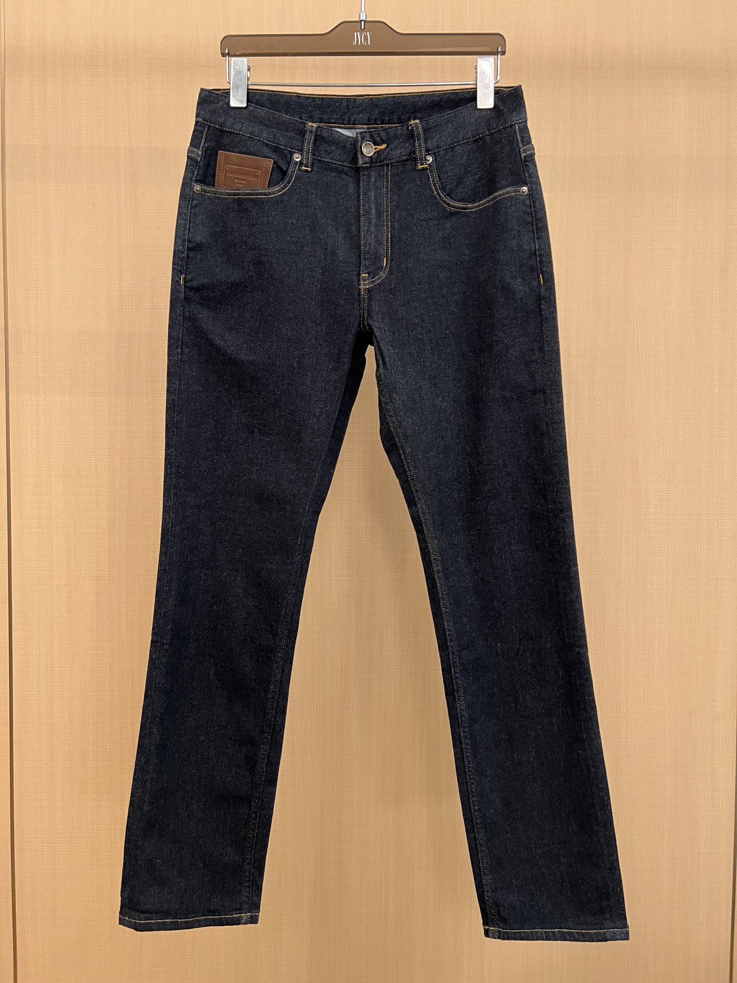 NO:573222,DOLCE&GABBANA's original men's original-color brushed small straight jeans are in great condition. They are a signature color pair of jeans. They are the most versatile pants in the fashion industry. They are frequently used as fashion demonstrations in European and American street photography. They are also a must-have item for luxury brands every season!  The very pure and minimalist design tone adheres to DG's consistent fashion proposition and interprets fashion aesthetics into a sense of light luxury and high-end. The front pocket is matched with a small mocha brown leather tag, which fully demonstrates the craftsmanship. It is very luxurious and shocking, and increases the overall visual aesthetic value. It is eye-catching and full of gold. The combination of the leather tag of the same color on the back waist is also brilliant, which strongly flaunts the brand identity!  Made from custom-made Italian fabrics, it is slightly stretchy and has a slight brushing treatment on the inside. It is very skin-friendly and has perfect tailoring. It has an excellent butt lift and slimming effect. It can be matched with any top in the wardrobe. It has wide compatibility, can be used for business, commuting and leisure. The upper body is full of style. It is an invincible fashionable and versatile product for all seasons!  Sizes 29-38 (35 available),,Dolce&Gabbana,Dolce&Gabbana,jeans,alexander wang19860909DOLCE&GABBANA杜嘉班纳原单男士原身色磨毛小直筒牛仔裤,品相超赞,重磅招牌的色系牛仔裤,时尚圈万能的百搭裤王,欧美街拍中高频穿搭示范,且是奢侈品牌每季必出的单品！ 非常纯粹极简的设计基调,秉承了DG一贯的时尚主张,将时装美学阐释出轻奢与高级感,前口袋搭配摩卡棕色的小皮牌,尽显匠心工艺,非常奢华震撼,增加了整体视觉审美价值,招眼吸睛且含金量十足,后腰同色系皮标的组合同样出彩,很有力的标榜了品牌身份！ 客供意大利定制面料,略带弹力,内里做轻微磨毛处理,亲肤性极佳,版型剪裁完美,提臀修身显瘦效果极佳,可横扫衣橱任何的上装搭配,兼容性广泛,商务通勤休闲兼备,上身型款十足,无敌的四季时髦百搭神品！尺码29-38（有35）,,Dolce&Gabbana,Dolce&Gabbana,jeans,alexander wang,Men's clothing