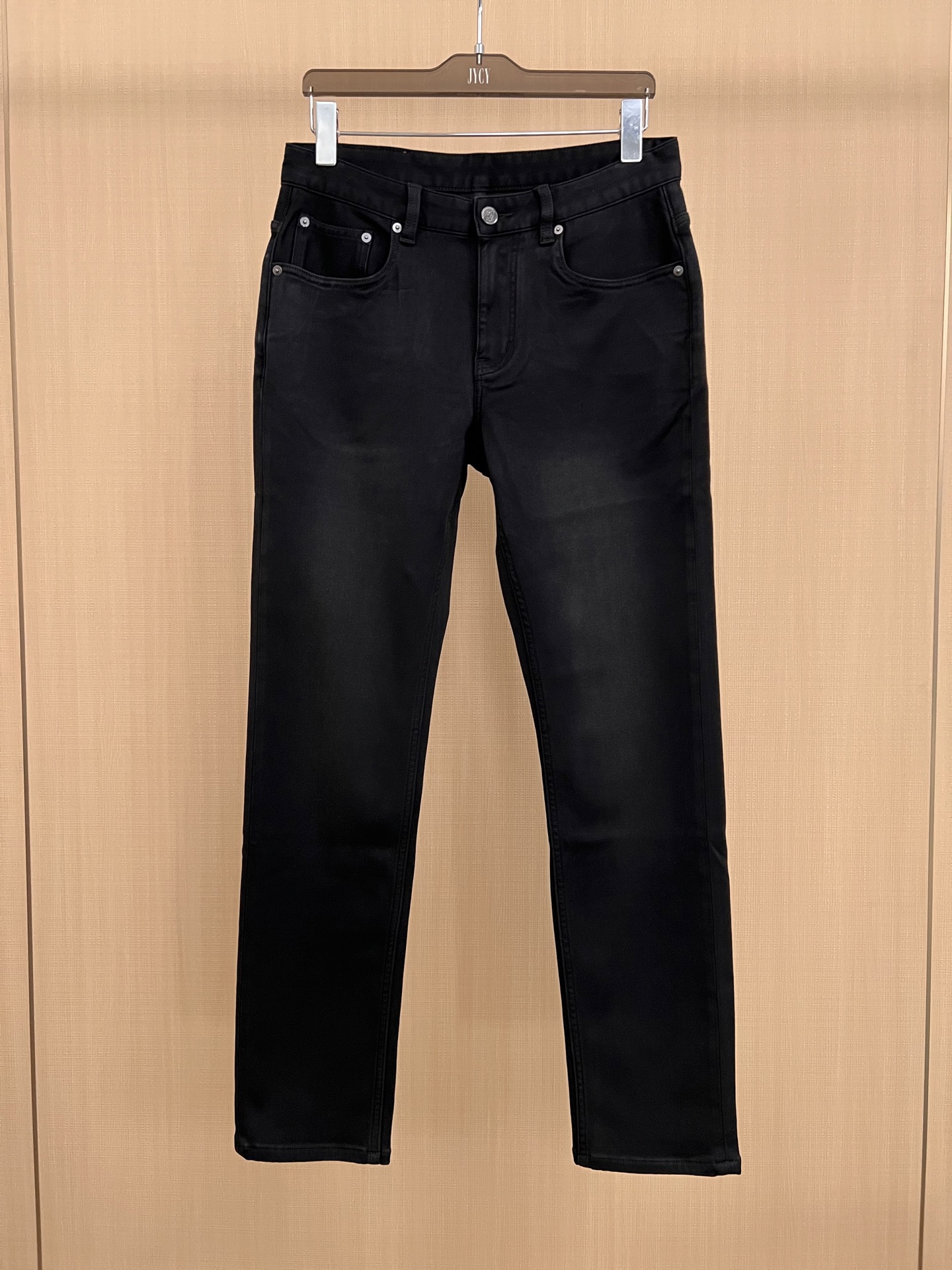 NO:648922,Men's fashionable black and gray mulberry silk blended Tencel Lyocell light, soft and thick small straight jeans, produced by BC, suitable for low-key dressing, classic style, outstanding texture, completely on the line of daily needs. Very soft and comfortable black and gray denim, classic five-pocket shape, punctual small straight leg, just right, visually showing straight and slender legs. The fabric is soft, highly elastic and skin-friendly, has a skeleton feel and support, and the upper body shape is highlighted. About fabrics and technology  33 cotton 33 regenerated cellulose (Yasser) 32 polyester 2 spandex Yassel fabric is skin-friendly and breathable. Yassel continues the ultimate touch, continuous coolness, and anti-UV performance. The sandwich hollow spring-like structure of polyester and the delicate layout improve the texture of jeans to a higher level. It is light and comfortable, naturally refreshing, moisture-absorbing and heat-dissipating, breathable and skin-friendly. 29-38,,jeans,alexander wang19860909男款时髦黑灰色桑蚕丝混纺天丝莱赛尔轻软厚款小直筒牛仔裤,BC出品,符合低调穿衣,款型经典,质感出众,完全处在日常刚需线上的单品. 非常柔软舒适的黑灰牛仔,经典五袋造型,正点的小直筒,恰到好处的收放,视觉上显腿直且修长.面料柔软,高弹亲肤,有骨架感且有支撑度,上身型款立显. 关于面料及工艺 33棉 33再生纤维素（雅赛尔） 32聚酯 2氨纶 雅赛尔面料亲肤透气 雅赛尔延续极致触感、持续冰凉感、抗紫外线性能, 夹层中空弹簧状结构涤纶,版面细腻使得牛仔裤的质感提升一个段位,轻盈舒适,自然清爽,吸湿散热,透气亲肤.29-38,,jeans,alexander wang,Men's clothing