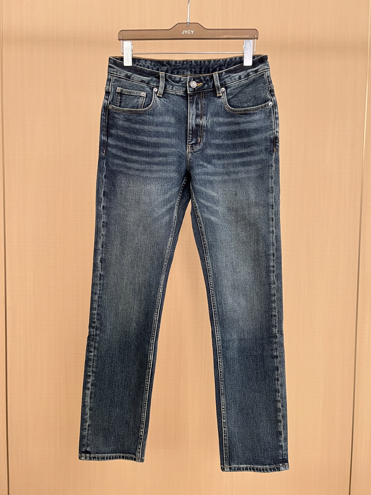 NO:646757,25 new autumn and winter styles!  LP men's jeans!  Simple style, slim-fitting trousers, men's trendy, fashionable and casual micro-elastic slim-fit washed jeans, professional sand-washed design, exquisite and perfect workmanship details, washed soft fabric. Pure color!  Micro-stretch jeans. Exquisitely embroidered logo on the back pocket!  It looks good with any combination. The ultimate charm of low luxury is irreplaceable. It is natural but not obtrusive, elegant but not vulgar. It gives people a charming and unique temperament that is irresistible!  The fabric is soft and similar to denim fabrics. The beautiful washing process is just right and pure. The craftsmanship is very outstanding. The fabric is soft and elastic. The workmanship is neat and the lines are neatly routed. It is produced with perfect details. It has the casual sex of jeans, but also has a sense of relaxation, fashion, and is casual and versatile. The upper body effect is light, not heavy, not tight, and it shows a confident temperament. It conforms to the style and aesthetics of fashionable men. The whole trousers are naturally stonewashed, lightly washed, and fitted with a small straight-leg cut.  Japanese indigo-dyed denim fabric woven with a traditional reciprocating shuttle loom is stiff yet flexible, making it comfortable to wear. The overall workmanship is also very meticulous. The classic logo of perfect quality pants is displayed in every detail, symbolizing the brand's highest quality. Owning original hardware accessories is the beginning of another fashion!  29-38,,loro piana,jeans,alexander wang1986090925年秋冬新款！LP男士牛仔裤！简洁风格,裤型修身显瘦,男款潮流时尚休闲微弹力修身水洗牛仔裤,专业砂洗设计,做工细节精致完美,面料水洗柔软.颜色纯正！微弹力牛仔裤.后袋精致刺绣Logo标识！任意搭配都好看,低奢的极致魅力无可替代,自然而不突兀,高雅而不粗俗.给人以魅惑的独特气质,令人无法抗拒！面料柔软具有牛仔面料.漂亮的水洗工艺,恰到好处的纯粹,工艺非常突出,面料柔软富有弹性,车工走线整齐,完美细节出品.具备牛仔裤随性感,亦有轻松感,时尚感,随意百搭款,上身效果轻薄不厚重不紧绷极佳,彰显自信气质；符合时髦男士的穿搭和审美～整条裤子自然石磨,轻酵洗水,合体小直脚裁剪版型, 用传统往复式梭织机织成的日本靛染丹宁布料,硬挺中带着柔韧的触感,穿起来舒适度一流,整体的做工也非常细致,所有细微处尽情展现完美品质裤子的经典Logo象征了品牌至高的品质,原厂五金配件 拥有,便是另一种时尚的开始 ！ 29-38,,loro piana,jeans,alexander wang,Men's clothing