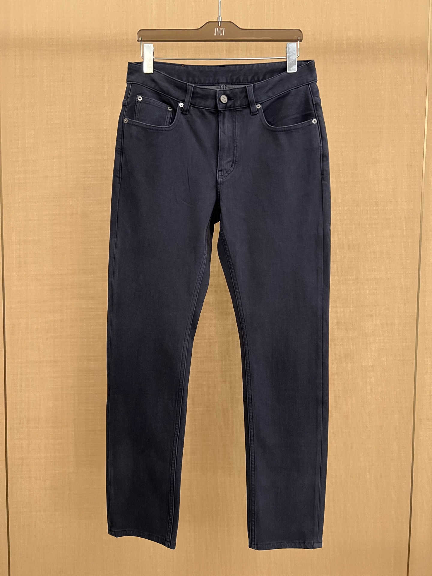 NO:648956,The popular Laoqian Assute ready-to-wear Pima cotton high-end small straight heavyweight men's jeans in the autumn and winter of 25!  Navy blue has a calm temperament, and these regular small straight pants are a treasure to wear! The top is a light gray simple sweatshirt, which is full of laziness, can also weaken the body lines, and is friendly to all body shapes. Whether it is commuting during the workday or on rest days, this combination is very suitable. It not only retains the stability of navy blue, but also combines leisure and sophistication to create a comfortable and stylish daily dress!  30-38,,hoodie,sweatshirts,jeans,alexander wang1986090925年秋冬火爆的老钱阿苏特成衣染匹马棉高级小直筒重磅男士牛仔裤！藏青色自带沉稳气质,这条常规款小直筒裤简直是穿搭宝藏! 上衣选件浅灰色简约卫衣,慵懒感拉满,还能弱化身材线条,对各种身形都友好. 无论是工作日通勤,还是休息日,这样的搭配都很合适,既保留了藏青的稳重, 又通过休闲与精致的结合,打造出舒适又不失格调的日常打扮！30-38,,hoodie,sweatshirts,jeans,alexander wang,Men's clothing