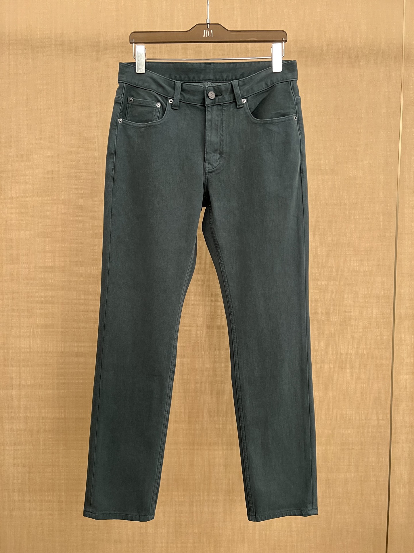 NO:648947,The popular Laoqian Assute ready-to-wear Pima cotton high-end small straight heavyweight men's jeans in the autumn and winter of 25!  When a touch of dark green breaks into the fashion scene, these dark green regular small straight jeans have become an eye-catcher on the street. Pairing the upper body with an off-white shirt can not only visually heighten the leg line, but also create a sense of long legs. Such a set of dark green wide-leg jeans can help you easily become the center of attention and attract attention. 30-38,,jeans,shirts,alexander wang1986090925年秋冬火爆的老钱阿苏特成衣染匹马棉高级小直筒重磅男士牛仔裤！ 当一抹黛绿色闯入时尚的视野,这条黛绿色常规款小直筒牛仔裤,便成了街头吸睛的存在. 上身搭配一件米白色衬衫不仅能在视觉上拉高腿部线条,营造出大长腿的既视感, 这样一套黛绿色阔腿牛仔裤的穿搭,都能助你轻松成为焦点,吸睛指数爆表.30-38,,jeans,shirts,alexander wang,Men's clothing