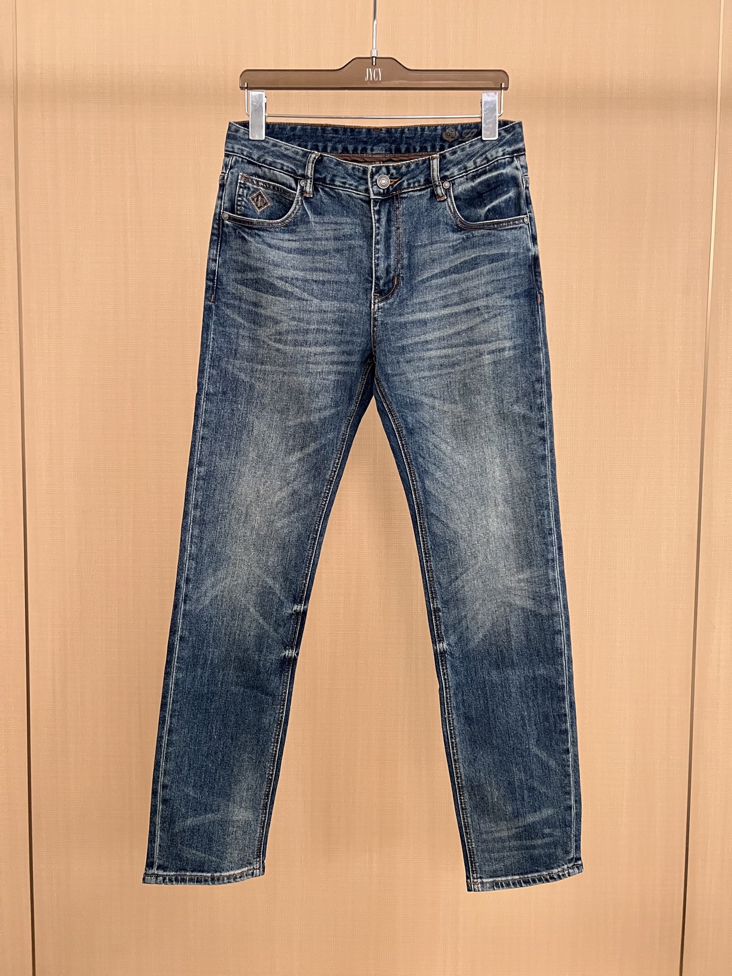 NO:648971,LP. Loro Piana 25 autumn and winter new hot-selling jeans. Luxurious 25//ss official website counter new products hot-selling. Original replica leather brand. Soft and skin-friendly denim fabric. Highly recommended. Craftsmanship + washed foreign trade. Quality and detail processing are in place. Stretch slim straight pants. Size. 29-38, 35 but not 37,, loro piana, loro piana, jeans, alexander wang19860909LP.诺悠翩雅（Loro Piana)25秋冬 新品爆品牛仔裤 奢华感25//ss官网专柜新品热销 原版复刻皮牌 柔软亲肤牛仔面料 重磅强烈推荐 工艺+洗水外贸 品质感细节处理满满到位 弹力修身直筒裤型 尺码.29-38有35无37码,,loro piana,loro piana,jeans,alexander wang,Men's clothing