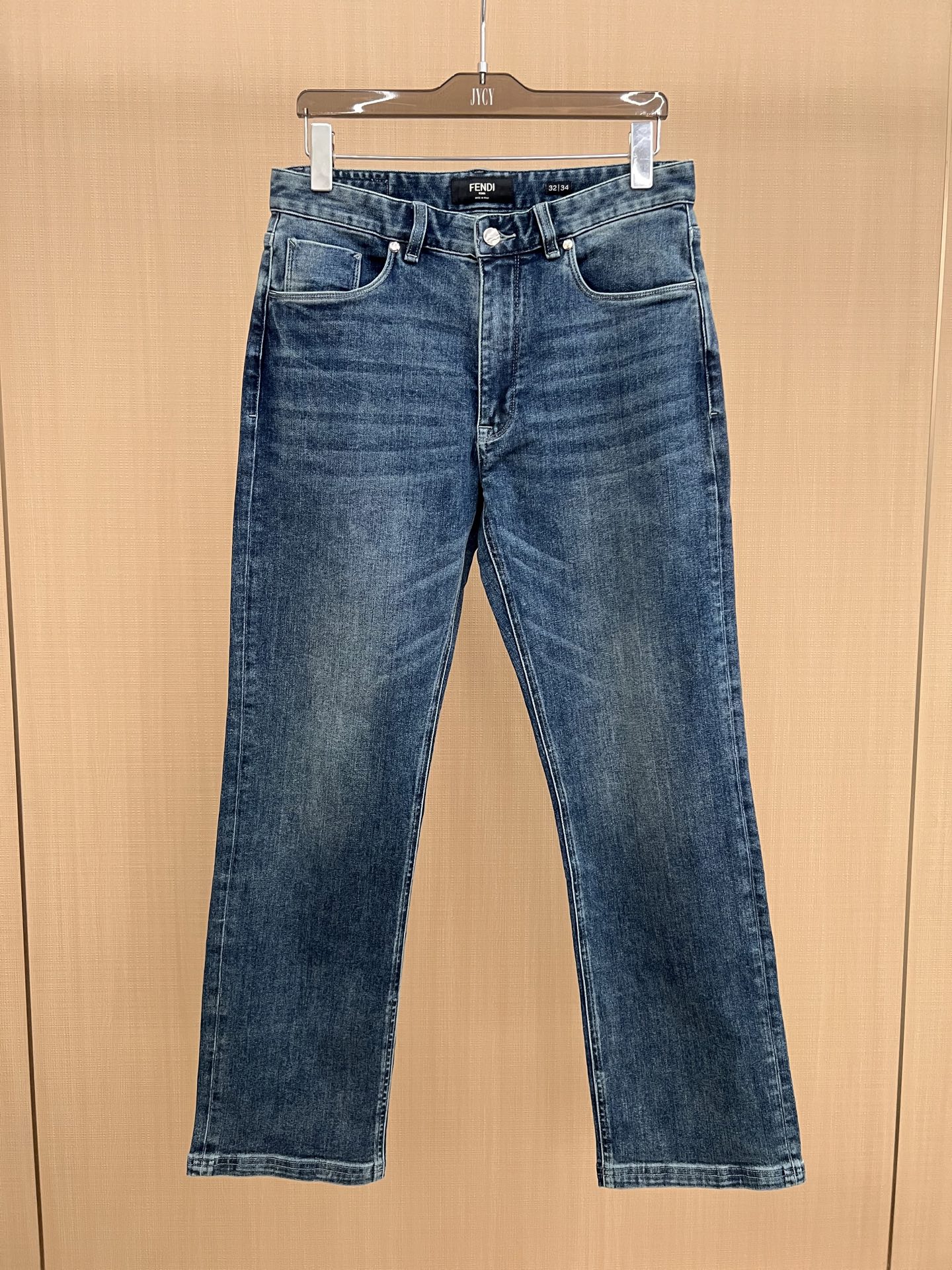 NO:646744,Fendi blue jeans, classic washed denim + leather logo on the back pocket, full of brand feeling! The high-waisted straight version modifies the leg shape and is elastic and comfortable. It can be easily controlled for daily commuting or leisure. The fabric is elastic and makes it more comfortable to wear. The denim blue is versatile and looks great with T-shirts, shirts or jackets. It is easy to switch between multiple styles~30.31.32.33.34.36.38,,fendi,jeans,jackets &  coats,shirts,tees,t-shirt,alexander wang19860909Fendi蓝色牛仔裤,经典水洗牛仔布+后袋皮革标牌,品牌感满满!高腰直筒版型,修饰腿型又弹力拉满舒适,日常通勤或休闲都能轻松驾驭面料含弹力,穿着更自在,牛仔蓝百搭,随手搭T恤、衬衫或外套都很出彩,轻松切换多种风格~30.31.32.33.34.36.38,,fendi,jeans,jackets & coats,shirts,tees，t-shirt,alexander wang,Men's clothing