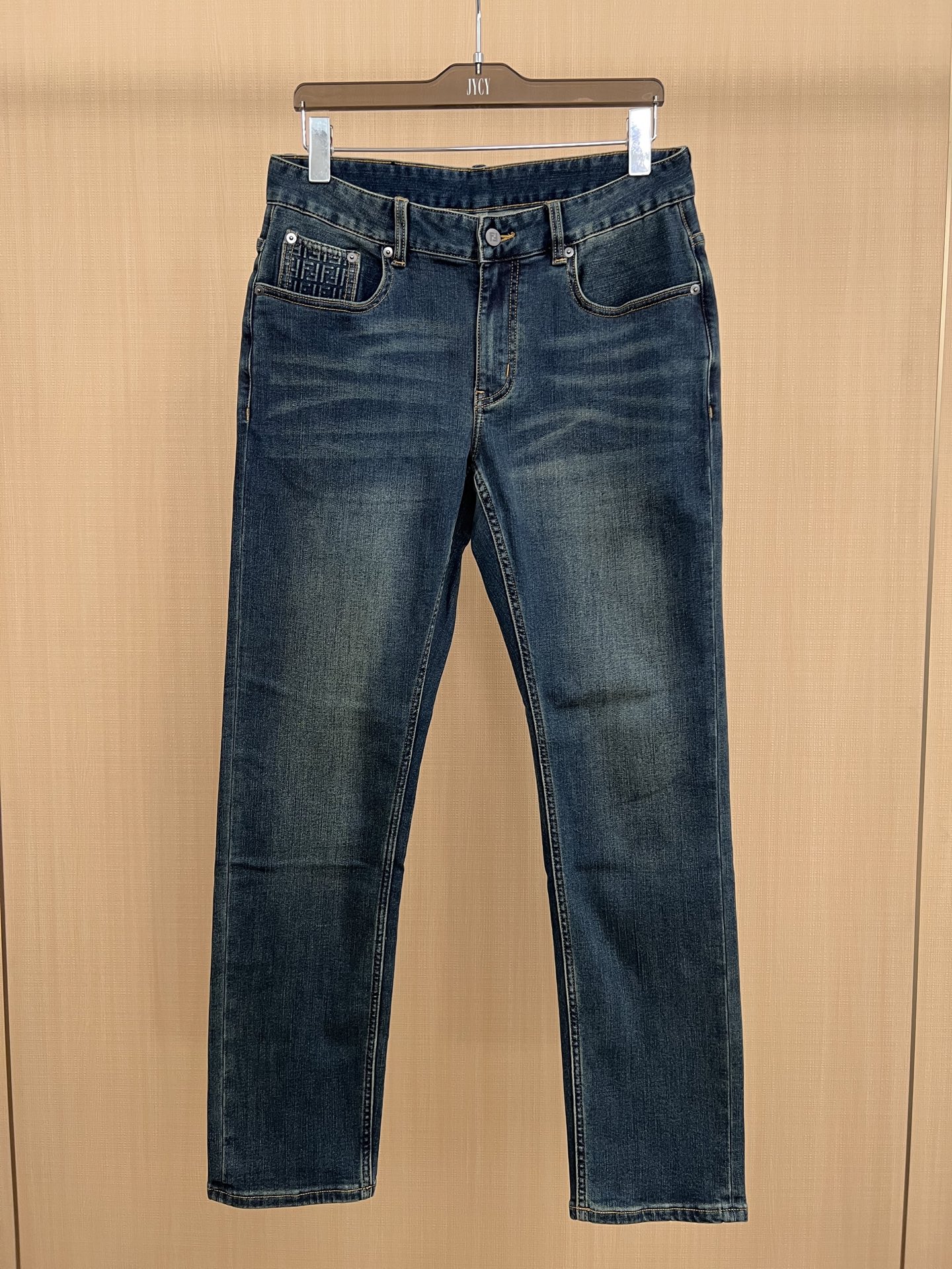 NO:609324,Wool blended thick jeans FD2025 winter blended super elastic business jeans!  The fabric is made of 49.1 cotton, 27.7 polyester, 12 wool, 9.3 lyocell, 1.9 spandex, dark blue, light and comfortable fabric, traditional gallery shape and standard cutting lines of the trouser legs, zipper fly with buttons, front pockets with small pockets, patch back pockets, traditional cut trousers with regular-sized hips and small straight legs!  29-38,,jeans,alexander wang19860909羊毛混纺厚款牛仔裤 FD2025冬季混纺超弹商务牛仔裤！面料采用49.1棉 27.7聚酯纤维 12羊毛 9.3莱赛尔 1.9氨纶,深蓝色契合轻盈舒适的面料、传统廊形和裤管的标准裁剪线条,门襟拉链带钮扣带小口袋的前口袋贴式后口袋,传统裁剪裤装的臀部为常规尺寸而裤管小直筒！29-38,,jeans,alexander wang,Men's clothing