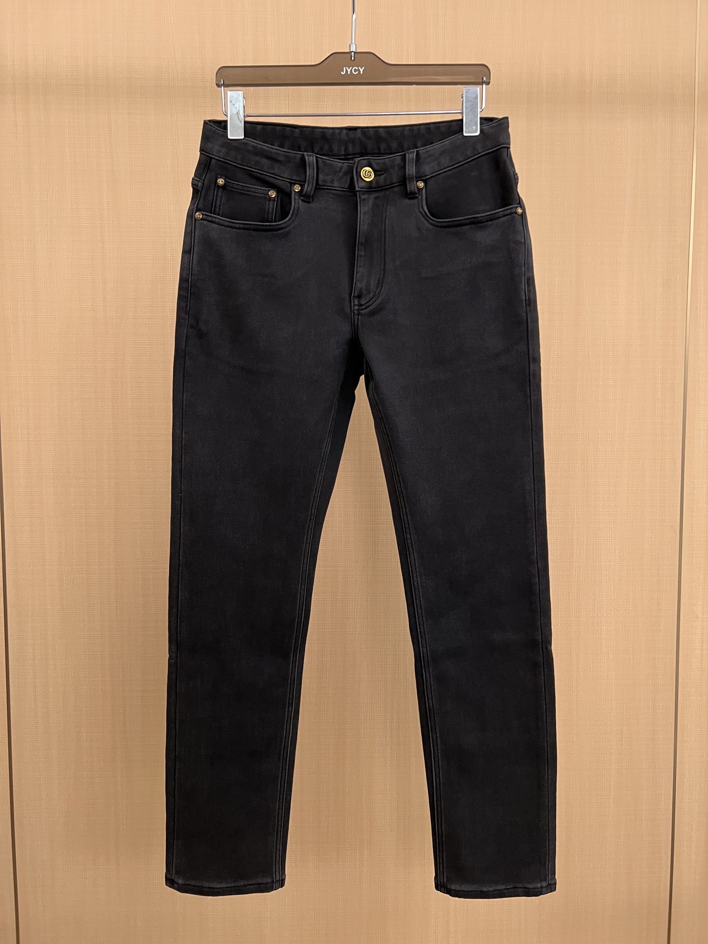 NO:609328,Island cashmere blend gray jeans  These black and gray jeans are made of island velvet made of polyester and spandex. The main component is island thermal silk. This is a new type of fabric with fine texture, soft, breathable and warm feel. It is super comfortable to wear in autumn and winter! The slim straight version makes you look slimmer and taller, and is friendly to all body types. Tall  The waist design elongates the proportions of the legs, and is versatile when paired with T-shirts, shirts or suit jackets. The waistband is black gold leather + metal double G logo, with perfect details and high-end texture! It can be worn for commuting and leisure, and is a must-have item for autumn and winter wardrobes~29-38,,jeans,jackets  & coats,shirts,tees,t-shirt,business suit,alexander wang19860909海岛绒混纺灰色牛仔裤 这款黑灰色牛仔裤采用涤加氨纶为原料的海岛绒,主要成分是海岛保暖丝,这是一种新型面料,质地细腻,手感柔软透气又保暖,秋冬穿超舒服!修身小直筒版型,显瘦显高,对各种身材都很友好.高腰设计拉长腿部比例,搭配T恤、衬衫或西装外套都很百搭.裤腰黑金皮革+金属双G标志,细节满分,质感高级!通勤休闲都能穿,是秋冬衣橱必备单品~29-38,,jeans,jackets & coats,shirts,tees，t-shirt,business suit,alexander wang,Men's clothing