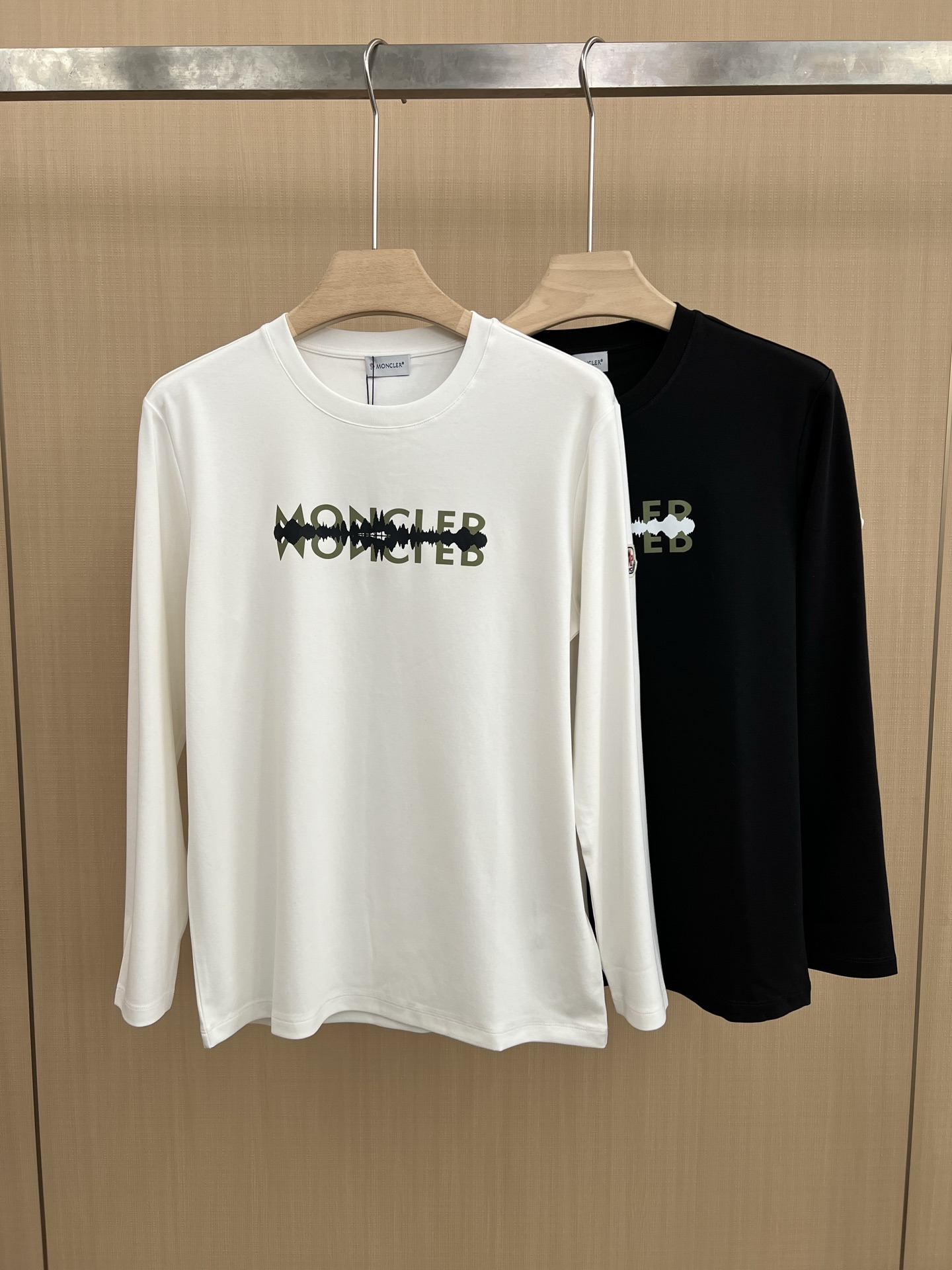 NO:596852,Moncler. Meng Mouth 25 new autumn and winter long-sleeved T-shirt with printed logo. The left sleeve is decorated with classic wool embroidery small labels. It is suitable for wearing alone or as an inner layer in autumn and winter. It is made of 300 grams of heavy Lenzing Modal cotton fabric, which is delicate and skin-friendly, soft and smooth; color black, white, size M～XXXL, Moncler, tees, t-shirt, alexander wang19860909Moncler.蒙口 25秋冬新品印花标识长袖T恤,左袖饰有经典羊毛刺绣小标点缀,单穿或秋冬内搭都很合适,采用300克重兰精莫代尔棉面料细腻亲肤、柔软顺滑； 颜色黑色、白色 尺码M～XXXL,,Moncler,tees，t-shirt,alexander wang,Men's clothing