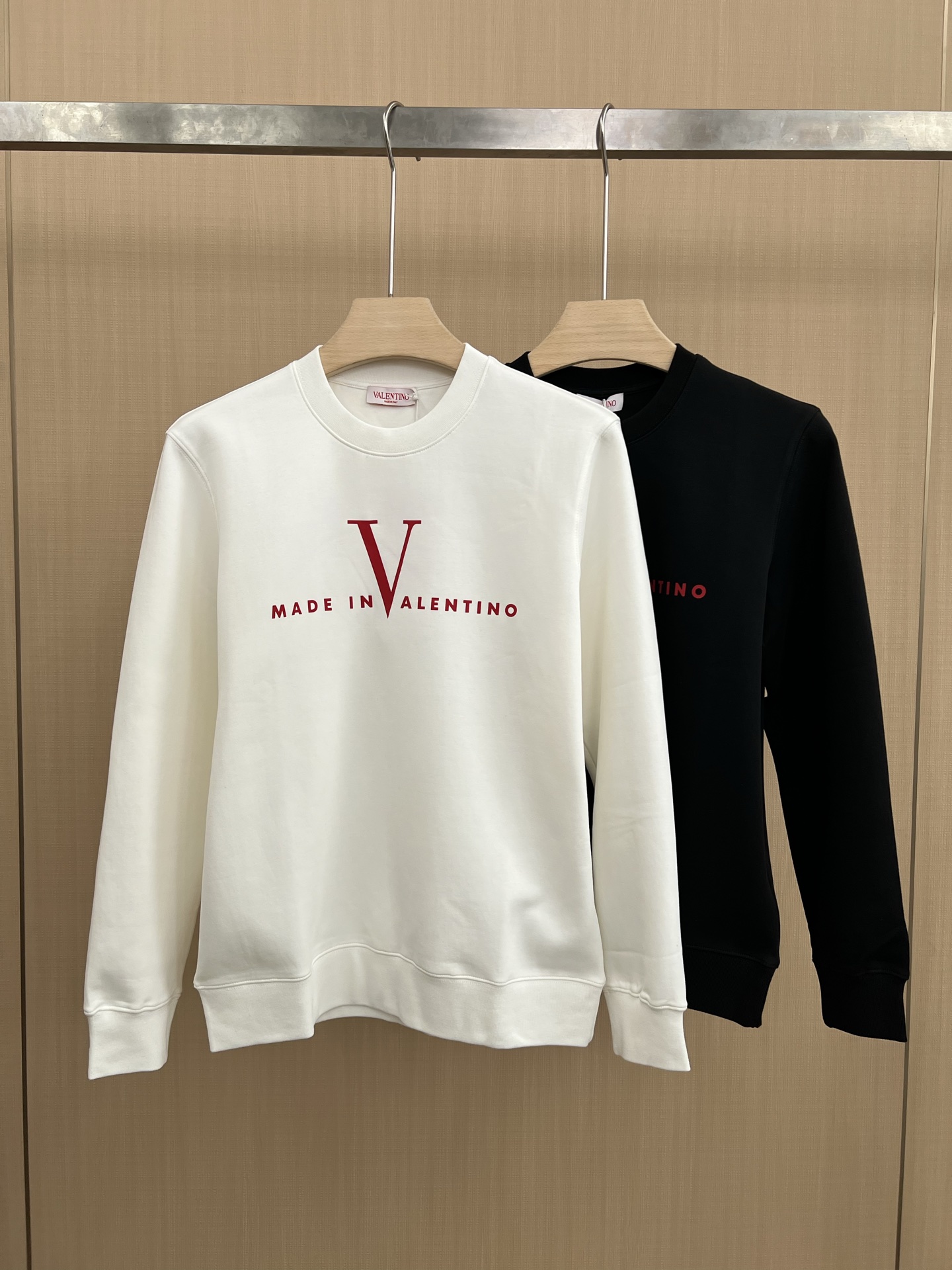 NO:596854,Valentino. Valentino 25 autumn and winter letter printed logo round neck sweatshirt, decorated with red 'V' letters and the words 'MADE IN VALENTINO' on the front, simple and recognizable!  High-quality 400g heavy air layer fabric, soft and comfortable, casual and versatile; color black, white, size M ~ XXXL, valentino, valentino, hoodie, sweatshirts, alexander wang19860909Valentino.华伦天奴 25秋冬字母印花标识圆领卫衣,正面饰红色“V”字母和“MADE IN VALENTINO”字样,简约又有辨识度！高品质400克重空气层面料,柔软舒适,休闲百搭； 颜色黑色、白色 尺码M～XXXL,,valentino,valentino,hoodie,sweatshirts,alexander wang,Men's clothing
