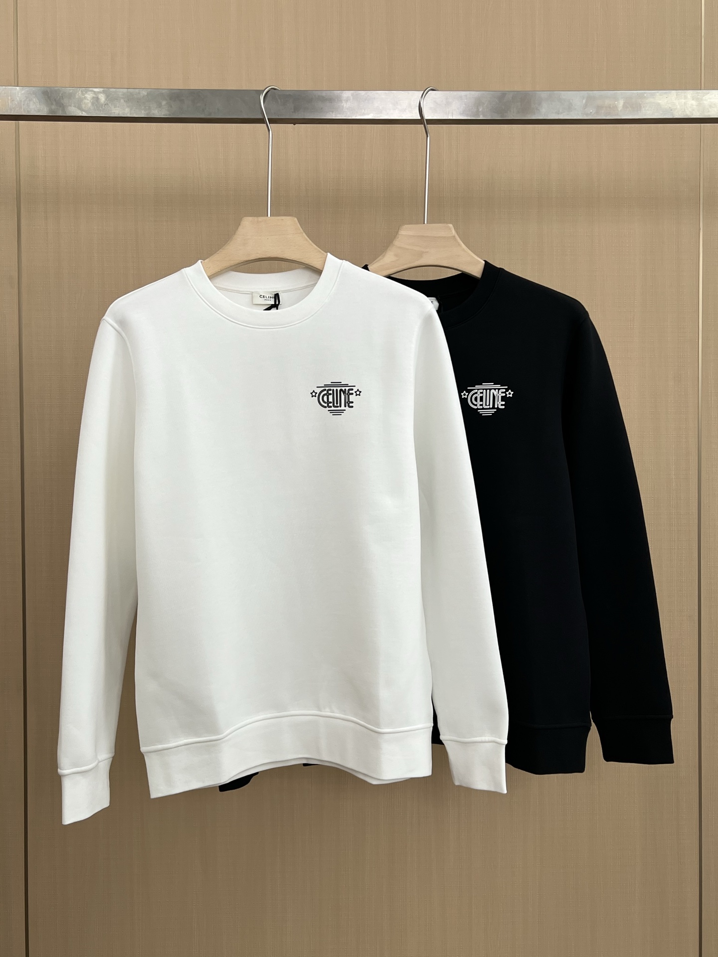 NO:596856,CELINE 2025 Early Autumn waffle space layer fabric printed long-sleeved pullover sweatshirt; customized counter with the same waffle space layer fabric technology, exclusive small LOGO pattern on the chest, and a large picture on the back. A must-have multi-element combination for a trendy brand. Although it is not an international luxury product, as a top niche trendy brand, it is even more difficult to find in Europe!  ,,celine,hoodie,sweatshirts,alexander wang19860909CELINE 2025早秋华夫太空层面料印花长袖套头卫衣；定制柜台同款华夫太空层面料工艺,胸前专属标志LOGO小图案,后幅则是由大图组合而成,一款潮牌必备的多元素组合,虽然不是什么国际奢侈品,但是作为小众潮牌的顶流来说在欧洲更是一件难求！,,celine,hoodie,sweatshirts,alexander wang,Men's clothing