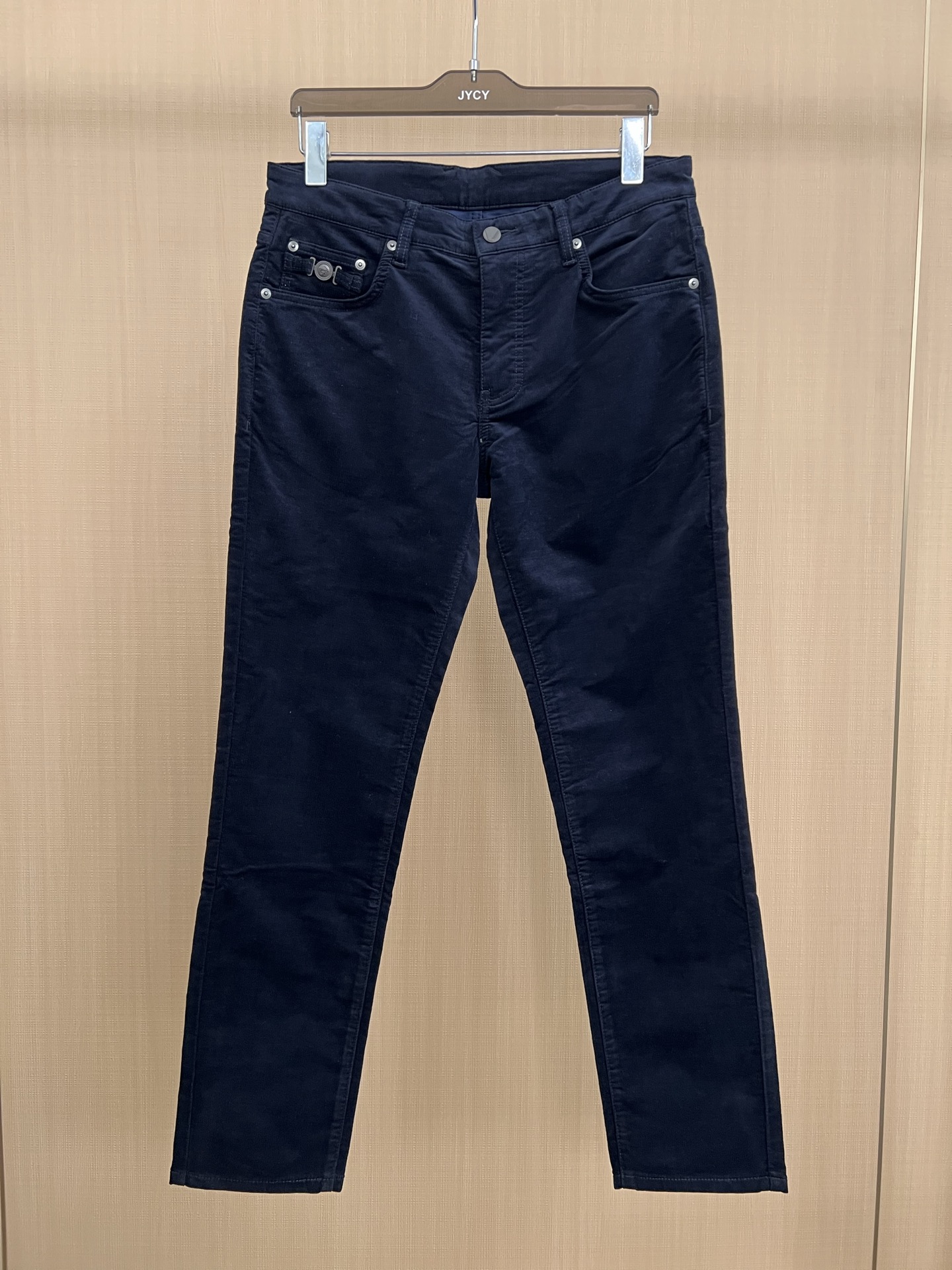 NO:596858,Versace men's corduroy fashion casual pants, high-end Romanian product, in perfect condition, top-notch limited edition!  The counter mainly promotes the evergreen series, the signature item of each season. Corduroy occupies a core position in the fashion circle. It is TOP popular and highly moldable. It is compatible with various types of items. It is versatile and highly practical. It is almost the hard currency every season. It comes with various labels, such as noble, literary, academic and advanced, and other fashionable temperaments!  The high-grade corduroy fabric imported from Japan is soft and comfortable to the touch. The texture has traces of the washing process and has a slightly retro charm. The details are excellent, the hardware is exquisite and elegant, and the color scheme is quite pleasing. The tone is very suitable for the occasion. It is a must-have item in the autumn and winter wardrobe!  Sizes 29-38 (35 available),,alexander wang19860909范士哲男士灯芯绒时装休闲裤,高端罗马尼亚产,品相完美如斯,顶级限定款！ 专柜主推常青系列,每一季的招牌单品,灯芯绒在时尚圈占据核心地位,人气TOP,塑造性极高的单品,兼容各种类型单品,百搭和实用性超高,几乎是每季的硬通货,自带各种标签化,高贵、文艺、学院派高级等时髦气质型！ 日本客供进口高级灯芯绒面料,触感柔软舒适,肌理有着水洗工艺后的痕迹,透着微微复古韵味质感,细节非常出色,五金精致考究,配色相当讨喜,极为应景的色调,秋冬衣橱必败的单品！尺码29-38（有35）,,alexander wang,Men's clothing