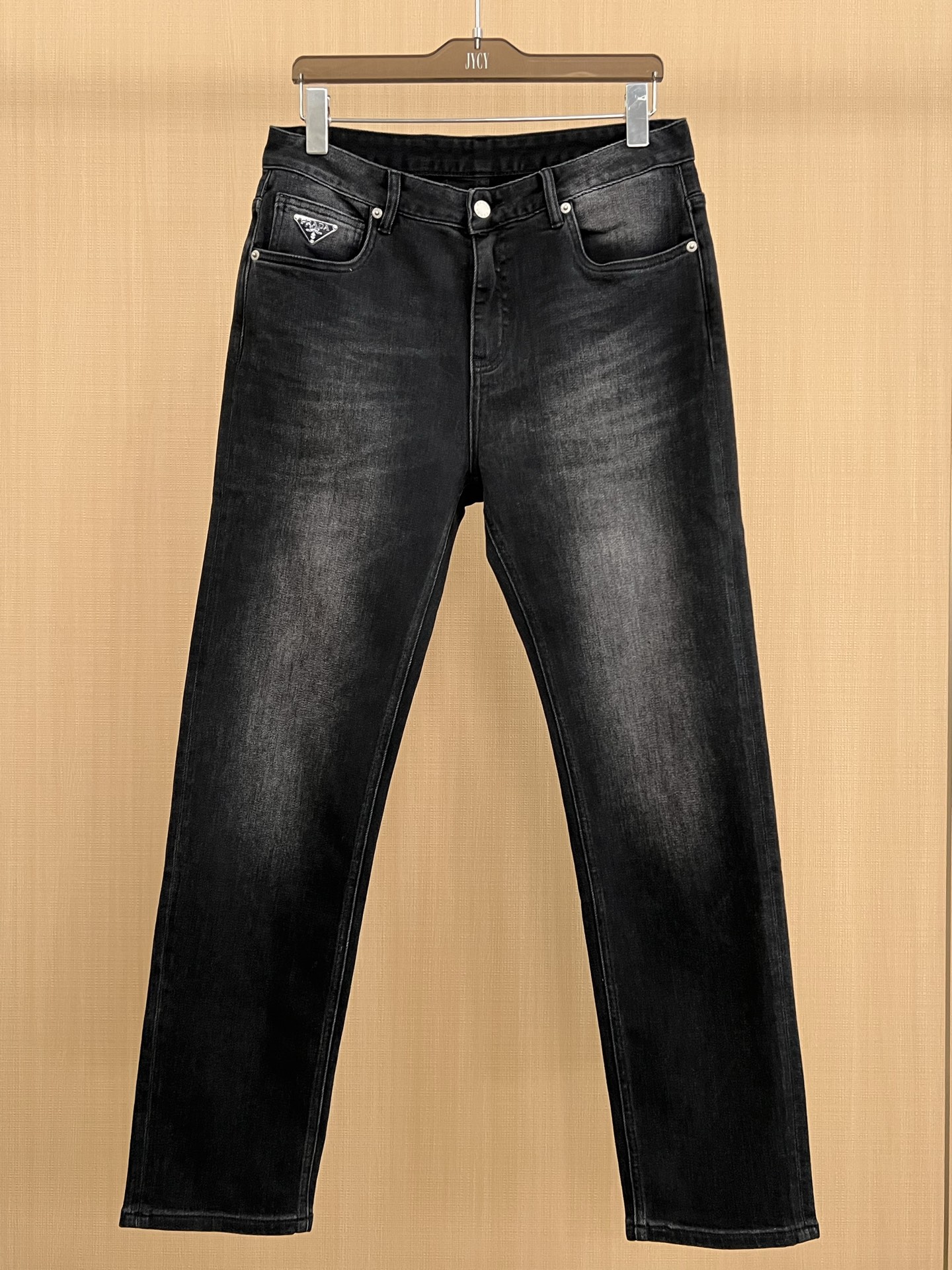 NO:596860,PRAD Prada 25 has a great stretch and comfortable fit. PD new elements and new design triangle logo. This model is gray and black. The color is truly uniform and stable. It looks good in autumn and winter. It is highly recommended. The quality and details of the big brand water washing plant are fully processed. The trendy color does not fade. Stretch slim straight pants. Size. 29-38, 35 but not 37, prada, prada, alexander wang19860909PRAD普拉哒25弹力舒适版型巨佳 PD新元素新设计三角标 此款灰黑 颜色真正做到了型色均匀稳定输出 秋冬怎么搭怎么好看 重磅强烈推荐 大牌洗水厂品质感细节处理满满到位 潮流色系不掉色 弹力修身直筒裤型 尺码.29-38有35无37码,,prada,prada,alexander wang,Men's clothing