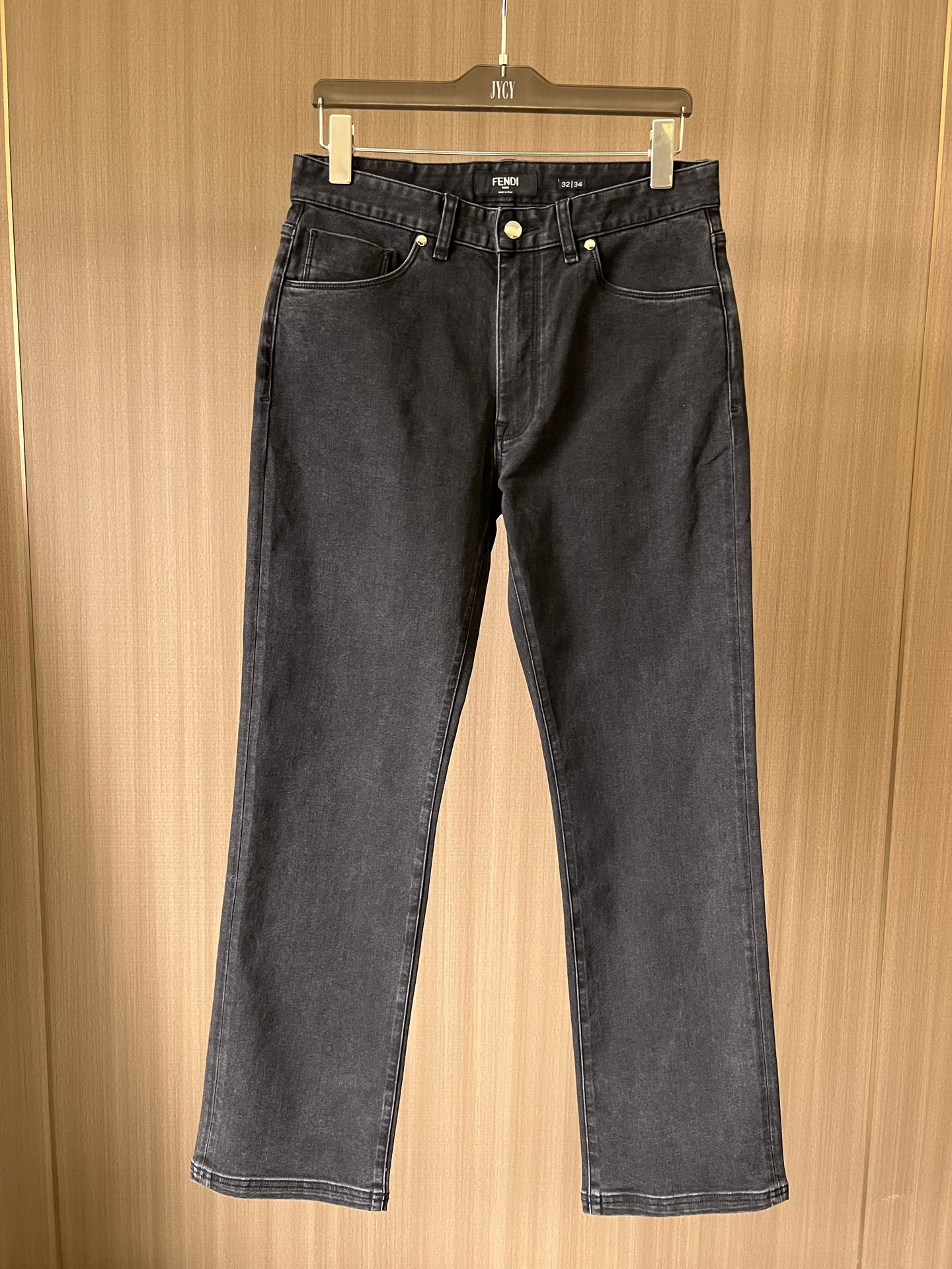 NO:596862,Fendi gray jeans, classic washed denim + leather logo on the back pocket, full of brand sense! The high-waisted straight version modifies the leg shape and is elastic and comfortable. It can be easily controlled for daily commuting or leisure. The fabric has elasticity and is more comfortable to wear. The denim gray is versatile and looks great with T-shirts, shirts or jackets. It is easy to switch between multiple styles~30.31.32.33.34.36.38,,fendi,jeans,jackets &  coats,shirts,tees,t-shirt,alexander wang19860909Fendi灰色牛仔裤,经典水洗牛仔布+后袋皮革标牌,品牌感满满!高腰直筒版型,修饰腿型又弹力拉满舒适,日常通勤或休闲都能轻松驾驭面料含弹力,穿着更自在,牛仔灰百搭,随手搭T恤、衬衫或外套都很出彩,轻松切换多种风格~30.31.32.33.34.36.38,,fendi,jeans,jackets & coats,shirts,tees，t-shirt,alexander wang,Men's clothing