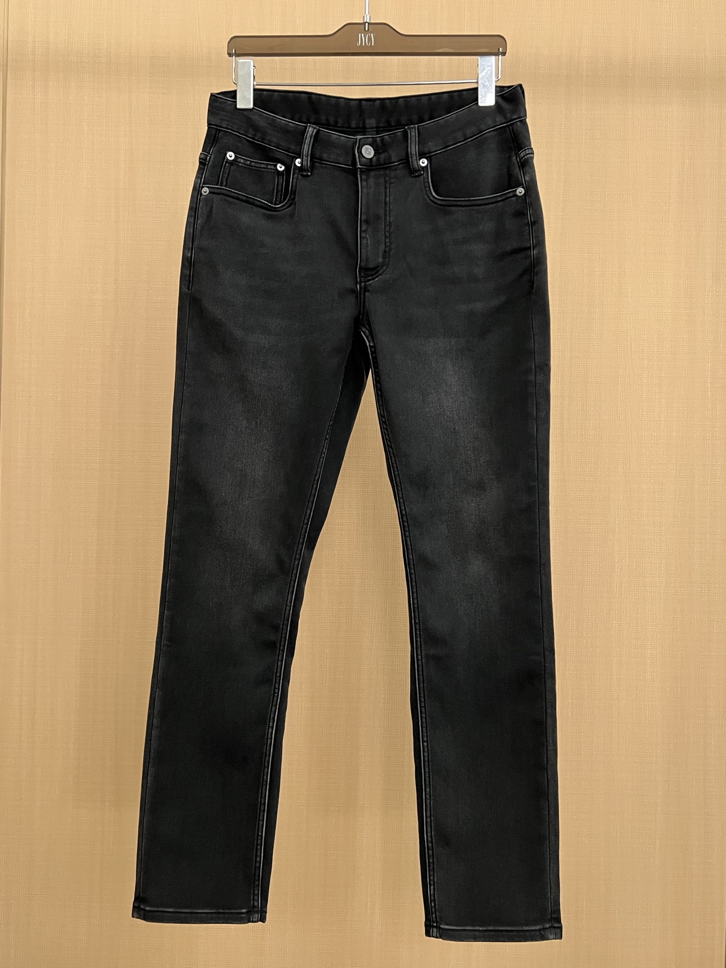 NO:627446,FD vertical and horizontal four-way stretch composite fabric calf jeans!  A pair of jeans that is dominated by craftsmanship and fabrics. The properties and specifications of the fabrics subvert the conventional ones. The key lies in its own texture and comfort, and it is fully breathable. The fabric has slight elasticity, a strong sense of muscles and bones, and no tightness on the upper body. The experience is excellent and wonderful!  The tailoring is first-class, and the effect of lifting the buttocks and slimming is excellent. It can be matched with any top in the wardrobe. It has wide compatibility, suitable for business, commuting and leisure. It is suitable for various daily wears. The upper body is full of shape. A must-have for those who control fabrics!  Size 29-38.,,jeans,alexander wang19860909FD纵横四面弹力复合面料小灰牛牛仔裤！以工艺和面料为主导的一款牛仔裤,面料之属性及规格颠覆常规,关键在于本身的质感以及舒适度,且透气性十足,面料自带轻度弹力,筋骨感很强,上身毫无紧绷感,体验感极好,妙不可言！版型剪裁一流,提臀修身显瘦效果极佳,可横扫衣橱任何的上装搭配,兼容性广泛,商务通勤休闲兼备,满足于日常各种穿搭,上身型款十足,面料控必入的一款神级裤王！尺码29-38.,,jeans,alexander wang,Men's clothing