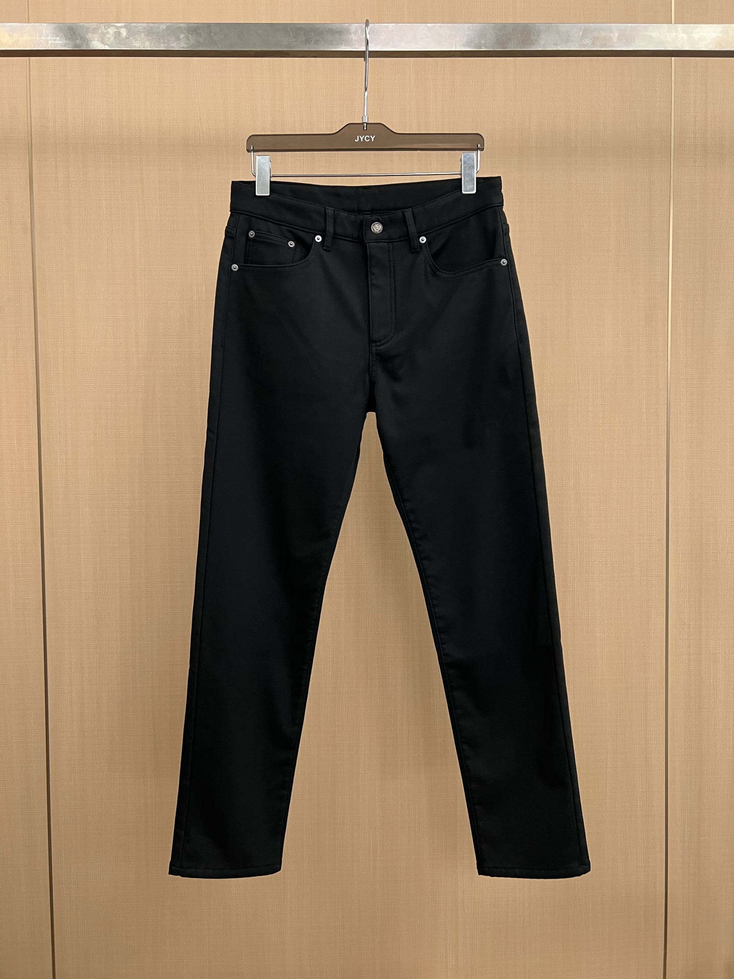 NO:609332,Thick black cow for winter!  LP special double-sided woven polyester fiber 53, viscose (bamboo fiber) 39.5, mulberry silk 3, linen 3, spandex 1.5!  Small straight jeans!  Expensive high-end line series, suitable for customers who mainly like fabrics!  The frame of classic five-pocket pants, low-key and fashionable!  It can perfectly match the black series in autumn and winter. It brings out the outline of washed denim without excessive craftsmanship. It improves the texture and increases warmth. The cloth is densely woven, soft and skin-friendly, and has slight elasticity in the transverse direction. Sizes 29-38, loro piana, jeans, alexander wang19860909冬季厚款黑牛！LP特制双面织聚酯纤维53 粘胶（竹纤维）39.5 ,桑蚕丝3 亚麻3 氨纶1.5！小直筒牛仔裤！矜贵的高端线系列,符合喜爱面料为主的客户们！经典五袋裤的框架,低调时尚！可以完美匹配秋冬季的黑色系列,无过多的工艺叠加,衬出水洗牛仔的轮廓.提升了质感,增加了保暖度,布面密织,柔软亲肤,横向微弹力.尺码29-38,,loro piana,jeans,alexander wang,Men's clothing