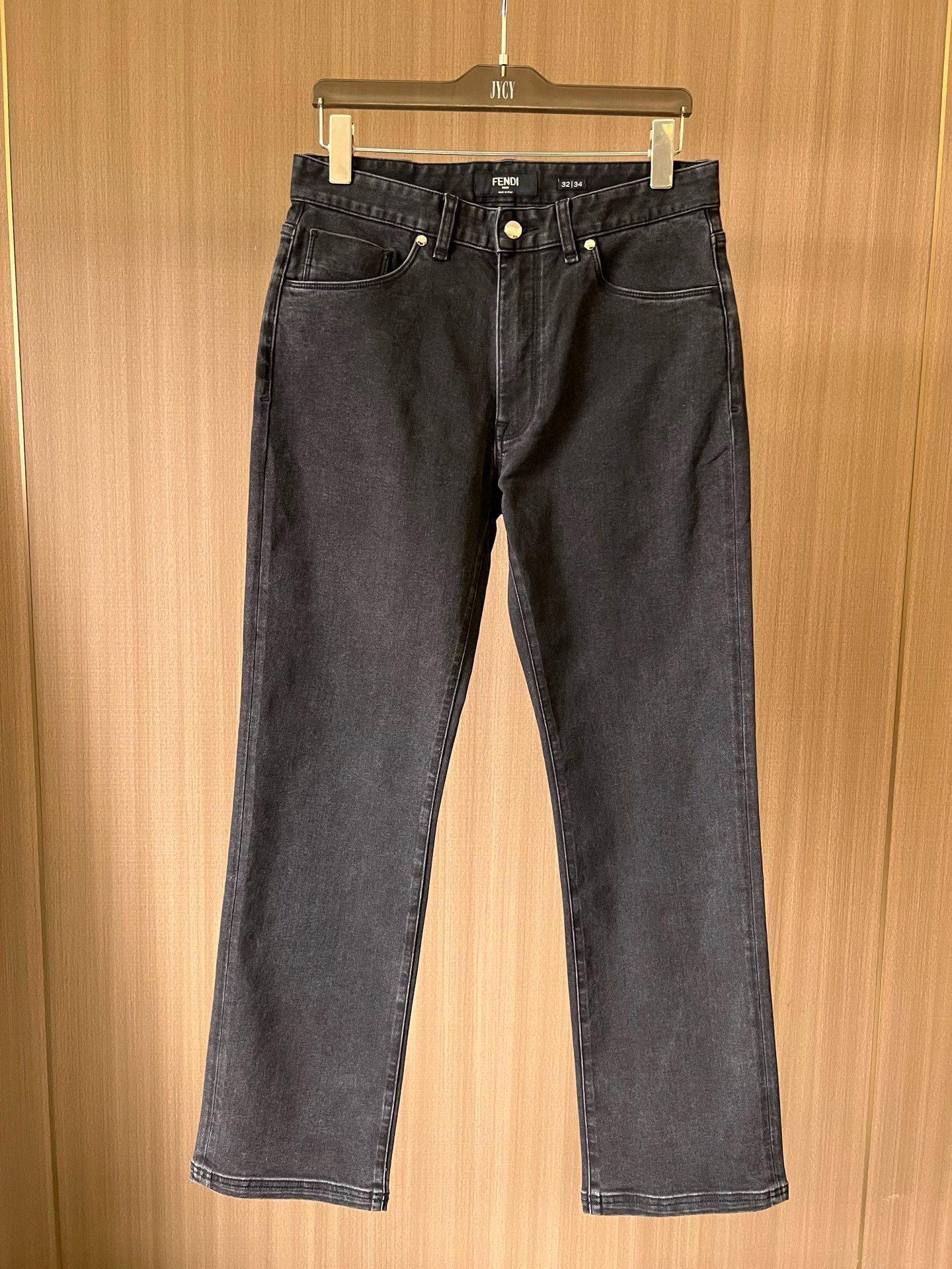 NO:646749,Fendi gray jeans, classic washed denim + leather logo on the back pocket, full of brand sense! The high-waisted straight version modifies the leg shape and is elastic and comfortable. It can be easily controlled for daily commuting or leisure. The fabric has elasticity and is more comfortable to wear. The denim gray is versatile and looks great with T-shirts, shirts or jackets. It is easy to switch between multiple styles~30.31.32.33.34.36.38,,fendi,jeans,jackets &  coats,shirts,tees,t-shirt,alexander wang19860909Fendi灰色牛仔裤,经典水洗牛仔布+后袋皮革标牌,品牌感满满!高腰直筒版型,修饰腿型又弹力拉满舒适,日常通勤或休闲都能轻松驾驭面料含弹力,穿着更自在,牛仔灰百搭,随手搭T恤、衬衫或外套都很出彩,轻松切换多种风格~30.31.32.33.34.36.38,,fendi,jeans,jackets & coats,shirts,tees，t-shirt,alexander wang,Men's clothing