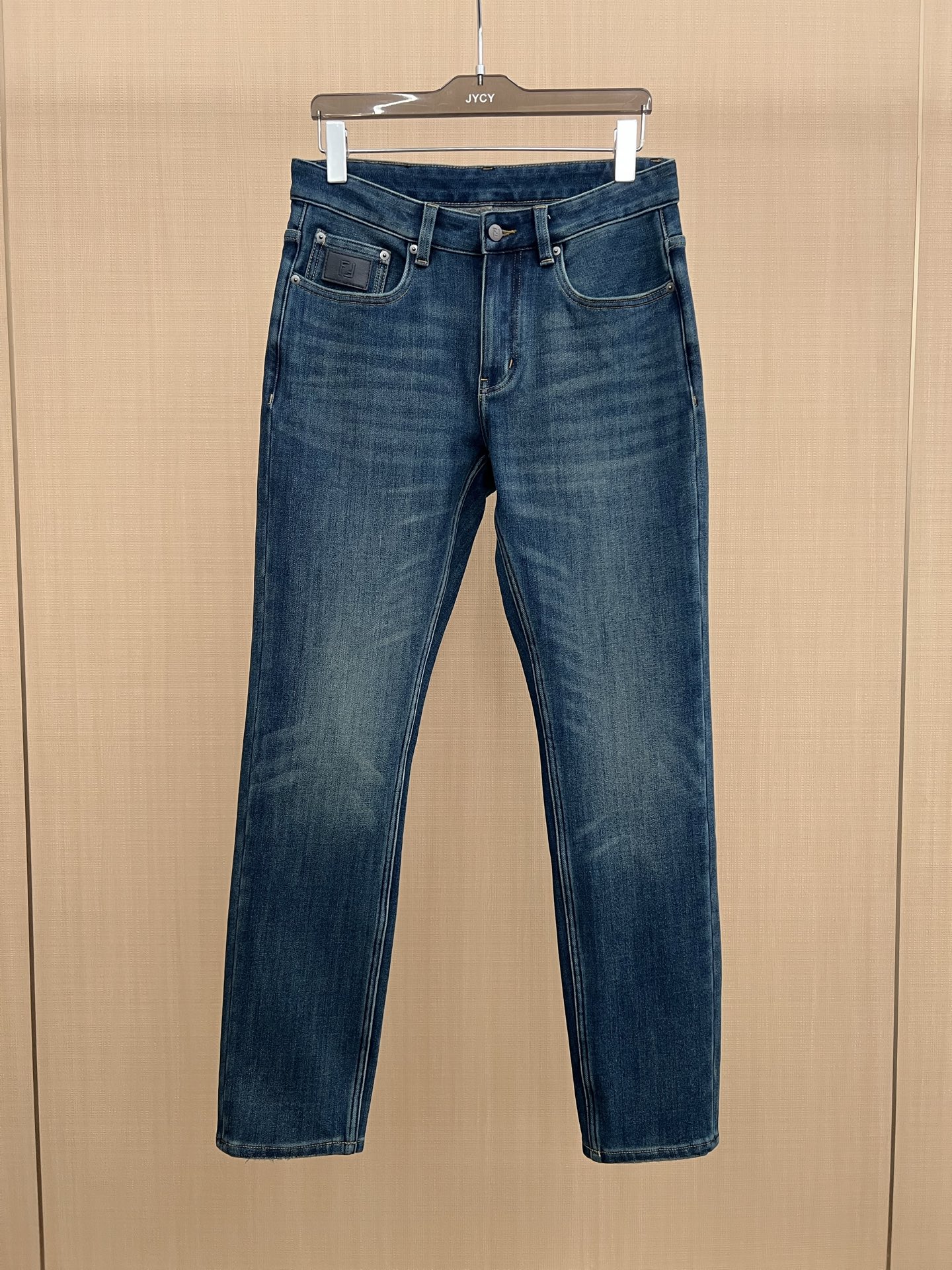 NO:648898,Compound blended thick jeans FD2025 winter blended super elastic business small straight jeans!  The blue color has some retro fit, light and comfortable fabrics, traditional gallery shape and standard cutting lines of the trouser legs, zipper fly, front pockets with buttons and small pockets and patch back pockets. The hips of the traditional cut trousers are regular size and the trouser legs are small and straight!  29-38,,jeans,alexander wang19860909复合混纺厚款牛仔裤 FD2025冬季混纺超弹商务小直筒牛仔裤！蓝色带一些复古契合轻盈舒适的面料、传统廊形和裤管的标准裁剪线条,门襟拉链带钮扣带小口袋的前口袋贴式后口袋,传统裁剪裤装的臀部为常规尺寸而裤管小直筒！29-38,,jeans,alexander wang,Men's clothing