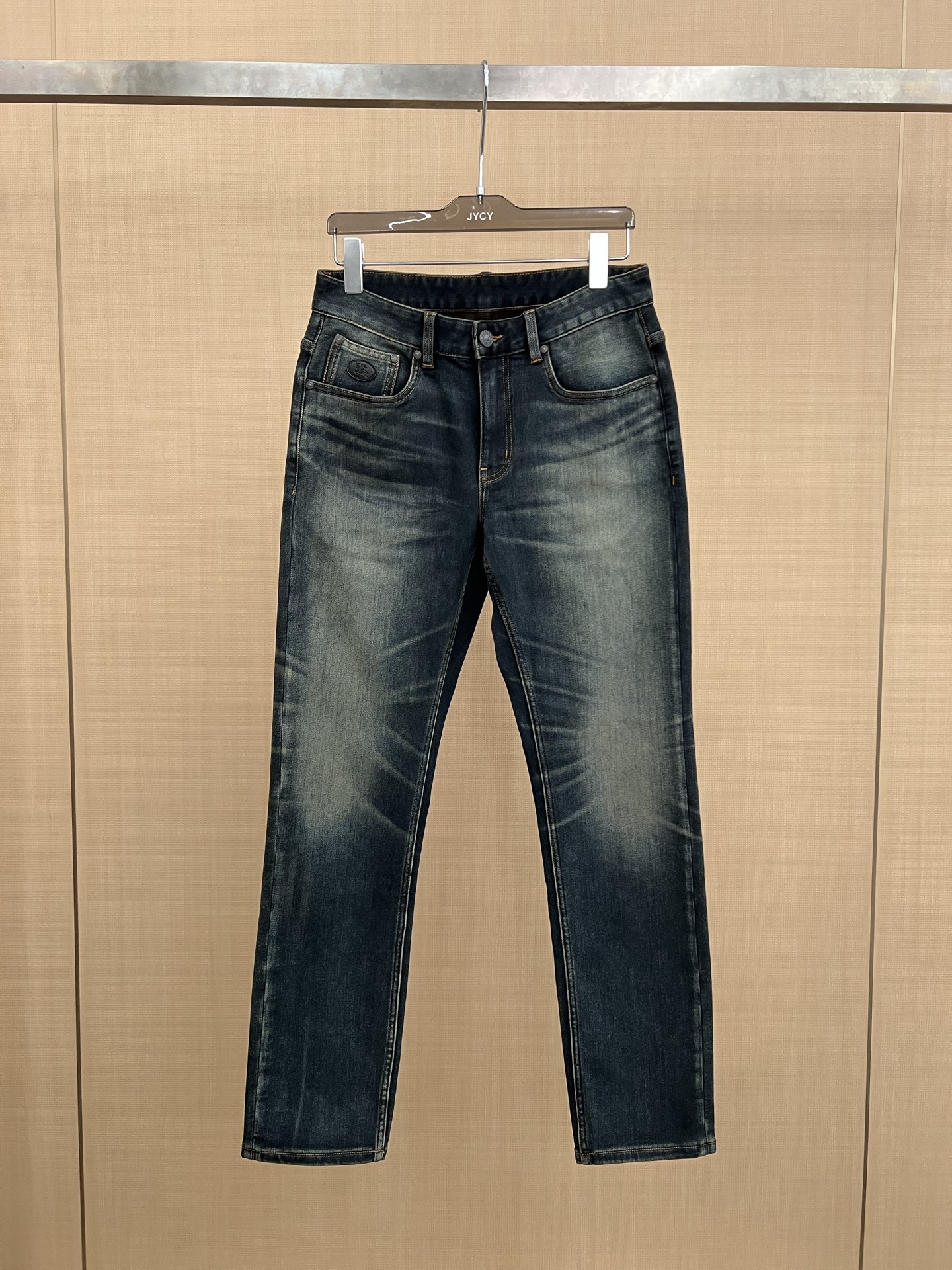 NO:648891,Heavy jeans!  Burberry laser wash jeans!  Velvet and thickened nitrile denim fabric!  Acrylic fiber is one of the three major artificial synthetic fibers in textiles (the three major synthetic fibers are polyester, nylon and acrylic fiber). Acrylic fiber has the characteristics of warmth, lightness, softness, light resistance and corrosion resistance. In addition, acrylic fiber has a lower density than wool, so it is also known as artificial wool!  In terms of washing, when the laser meets denim, a collision of trends and craftsmanship takes place. The engraving of the laser outlines a technological texture on the denim, and every trace is like an affectionate tribute to retro in the future. The most enduring and charming part of denim is the washing. The washing not only shows the traces of the life of the owner of the jeans, it is a kind of precipitation of time!  29-38!,,burberry,jeans,alexander wang19860909重磅牛仔裤！巴宝莉镭射激光水洗牛仔裤！加绒加厚腈绒牛仔面料！ 腈纶是纺织三大人造合成纤维之一(三大合成纤维:涤纶锦纶和腈纶) 腈纶具有保暖、轻盈、柔软、耐光、耐腐蚀的特点外,加上腈纶密度比羊毛低,还有着人工羊毛的美称！ 洗水方面当镭射激光遇上牛仔,一场潮流与工艺的碰撞就此上演.镭射激光的雕琢,在牛仔布上勾勒出富有科技感的纹理, 每一道痕迹都像是未来对复古的深情致意 牛仔最经久不衰也最迷人的地方就是洗水 洗水不仅能展示牛仔裤主人生活的痕迹,那是一种时间的沉淀！ 29-38!,,burberry,jeans,alexander wang,Men's clothing