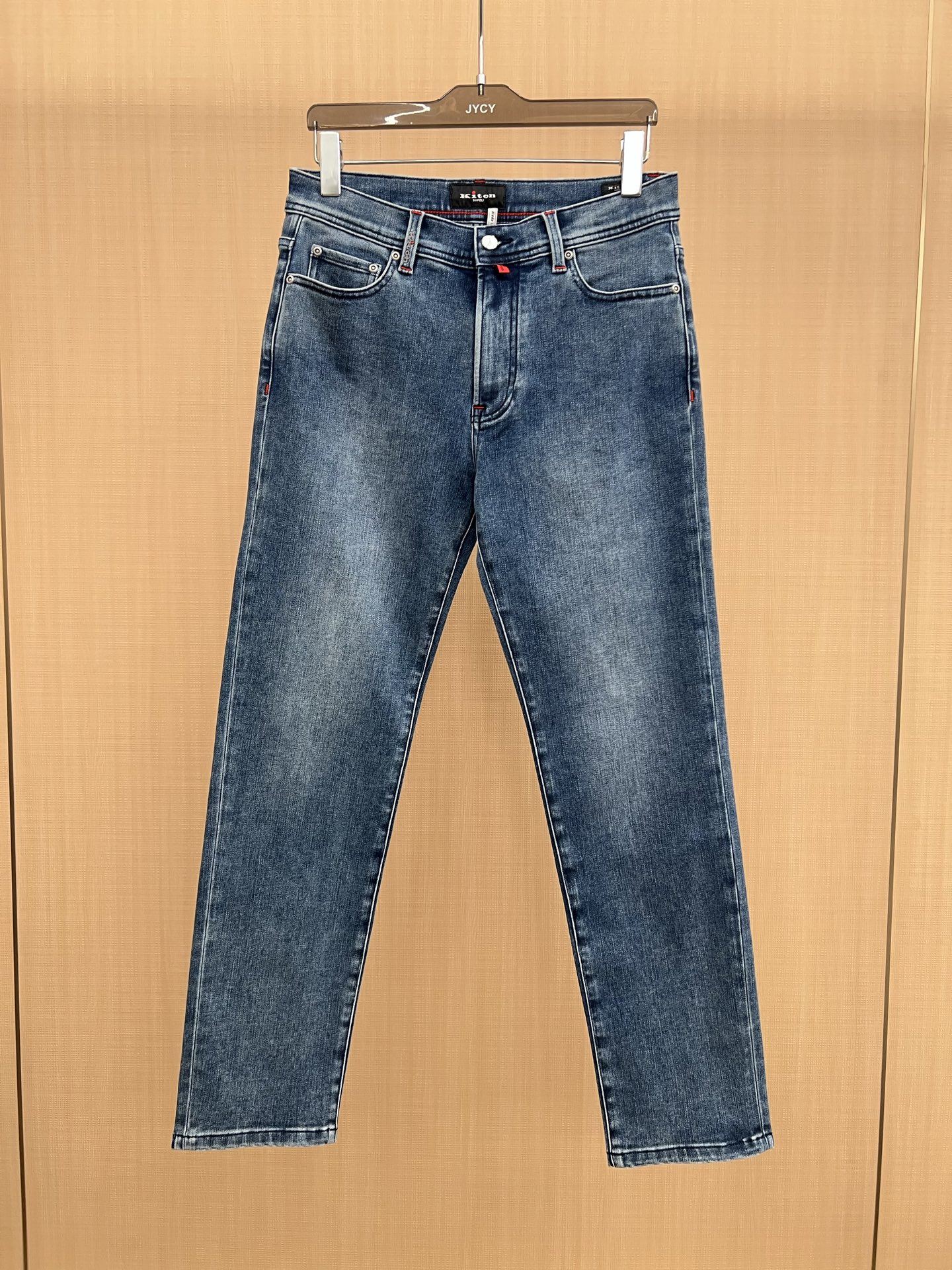 NO:627453,Kiton's must-have washed blue jeans. The fabric is made of 15.6 ounces, contains 28% soybean content, and feels super soft!  It comes out every season but is different every season. It is a must-have classic. It has straight-leg pants with no extra decoration. The most basic style is the most classic. Those who like jeans and those who like Kiton jeans need not say much. The jeans that Kiton opened the jeans label are now also Kiton's flagship products!  30.31.32.33.34.36.38,,jeans,alexander wang19860909Kiton必入款水洗蓝牛仔裤 面料采用15.6 安士、含有28大豆成分,手感超柔软！ 每季都会出但每季都不同,属于经典必入,直筒裤型,没有多余装饰,最最基本的款式最为经典,喜欢牛仔裤的喜欢kiton牛仔裤的也不用多言,牛仔裤是kiton打开牛仔裤的标签现在也属于kiton王牌产品！30.31.32.33.34.36.38,,jeans,alexander wang,Men's clothing