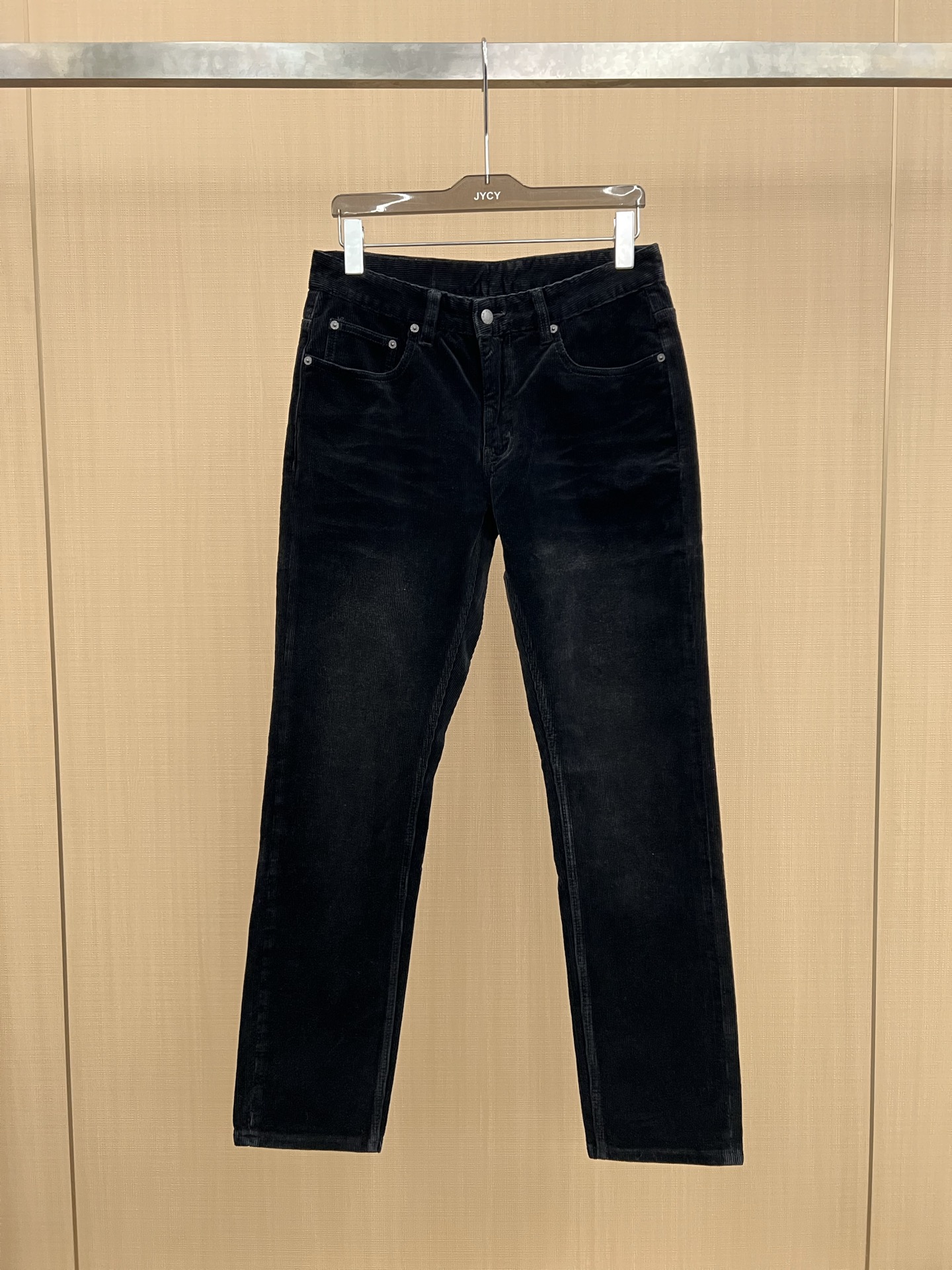 NO:627388,Pd black washed corduroy trousers, upgraded with a washed effect!  Old money style fashion sense!  The fabric is soft and textured, making it super comfortable to wear in autumn and winter! Slim-fitting, straight-leg silhouette, with smooth and neat lines. The trouser legs are tailored to fit but not tight, and have a good modification effect on the shape of the legs.  The upper body feels soft to the touch, and the micro-elastic fabric provides a good sense of wrapping. You can move freely without being restrained, and you can still maintain a comfortable experience when wearing it for a long time. It is simple and elegant, and can easily create a high-end casual feel. The paper leather triangle logo on the waist is full of details and the brand is highly recognizable! Pair it with Martin boots or short boots, and you will be more fashionable. 29-38,, boots, alexander wang19860909Pd 黑色水洗灯芯绒长裤,升级性做了水洗效果！老钱风时尚感！面料柔软有纹理,秋冬穿超舒服! 修身小直筒版型,线条流畅利落.裤腿剪裁合身却不紧绷,对腿型有较好修饰效果. 上身触感柔软,微弹面料提供良好包裹感.活动时自在不拘束,长时间穿着仍能保持舒适体验.简约大方,轻松打造高级休闲感.腰部纸质皮牌三角Logo,细节满分,品牌辨识度超高!搭配马丁靴或短靴,时髦度直接拉满,29-38,,boots,alexander wang,Men's clothing