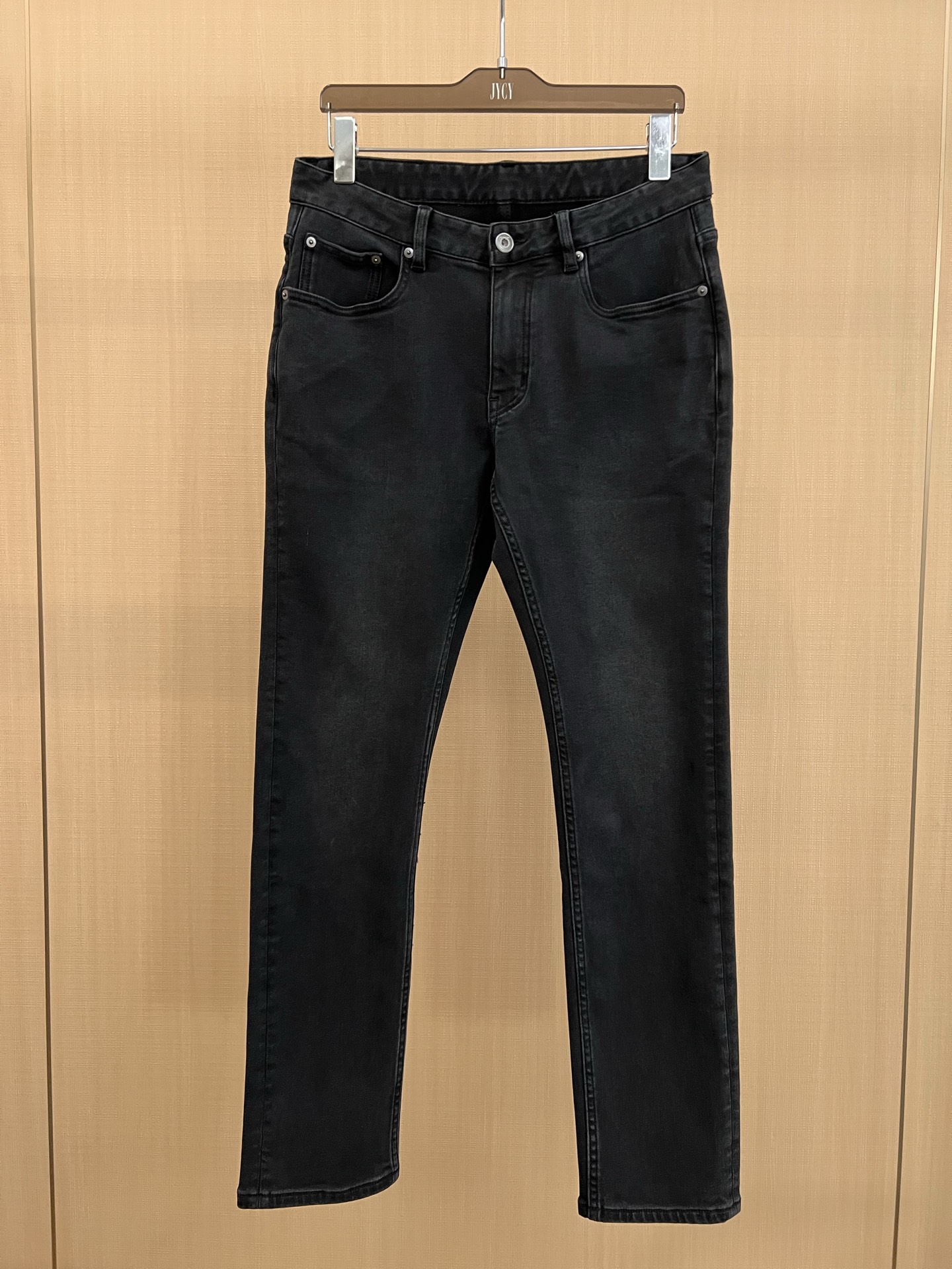 NO:648921,Ferragamo 25SS simple, high-end, light luxury, classic island velvet, thickened, slim, small straight fit, cut design, versatile business gray jeans for men's commuting. Simple but not simple. Symbolizing comfort and elegance!  !  Full of style. Super stylish, simple and comfortable!  It feels gentle and delicate to the touch, and the thickness is also designed for winter, which is just right for this season. It is very high-end and full of design, and the upper body effect is great!  A good product that every brother should configure!  Recommended product sizes are 29-38, ferragamo, jeans, alexander wang19860909菲拉格慕25SS 简约高端轻奢范经典海岛绒加厚修身小直筒版型裁剪设计男士通勤百搭商务灰色牛仔裤 简约不简单.象征着舒适、优雅！！十足腔调.超有型,简洁舒适！手感温和、触感细腻,厚度也为冬季厚度设计,正适合这个时节,非常高档,及其富有设计感,上身效果非常棒！每个兄弟都应该配置的好货！ 单品尺码推荐29-38,,ferragamo,jeans,alexander wang,Men's clothing