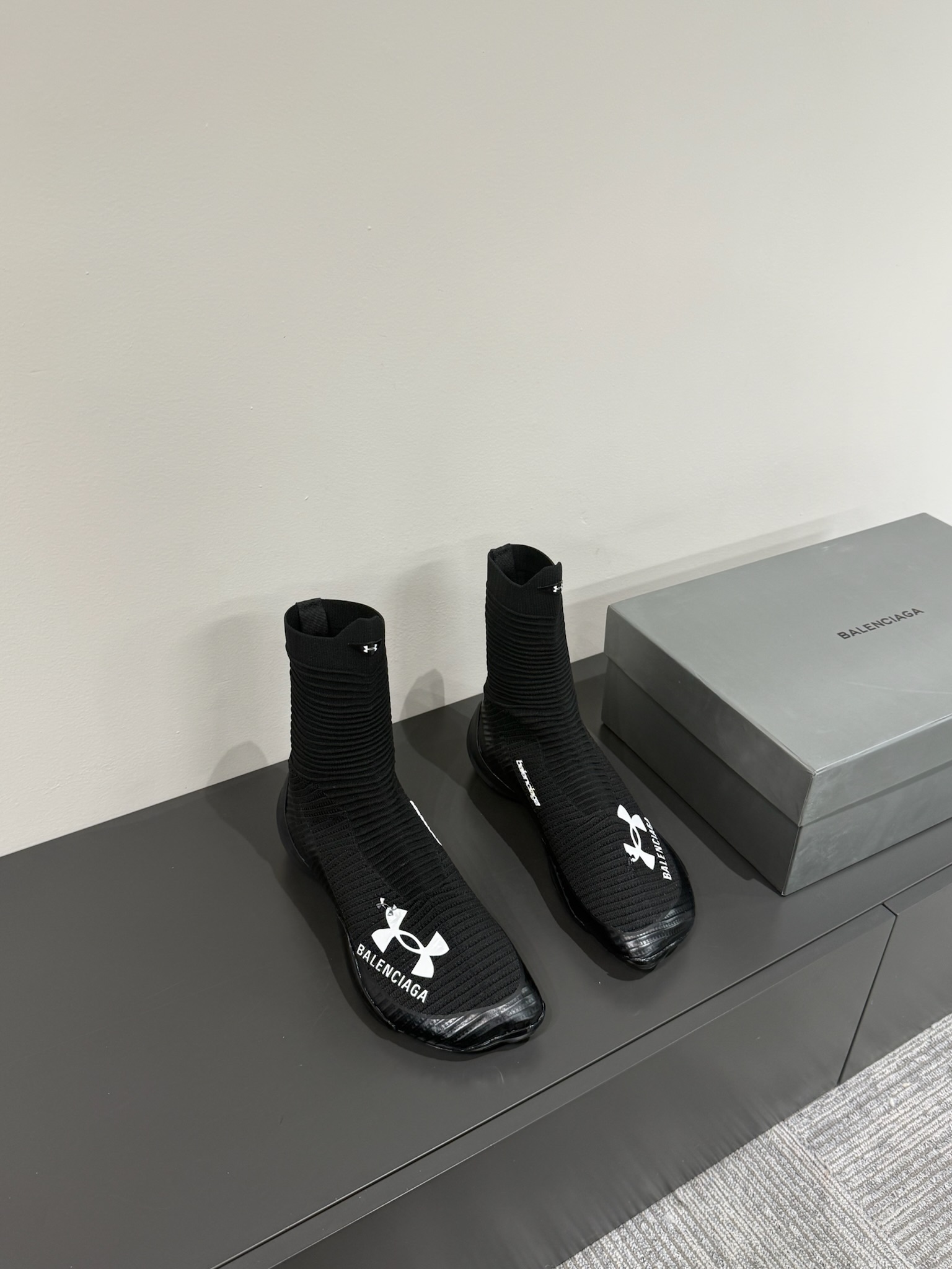 NO:258735,Balenciag*25s new co-branded model Balenciag knitted sock boots New co-branded model is available!  The comfort of this one is amazing!  I really want to return to the sock boot era of Balenciaga's prosperous era. The style is versatile, changeable, casual and comfortable!  But it is also very suitable for sports style!  How to match!  Just imagine!  Become a fashion expert in seconds!  No matter how you wear it, you can show your unique charm~ Material Feizhi, Inner Sheepli, Outsole, TPU, Shoe Size 35-39/40 Customized, No Return and Exchange, Men's Size 39-44/45 Customized, No Return and Exchange, Boots, Balenciaga, Balenciaga, Boots, Socks19860909Balenciag*25s新款联名款 巴黎世家针织袜子靴 新款联名上新！这款的舒适度简直绝了！好想一度回到了巴黎世家盛世的袜子靴时代,风格百搭多变,随性又自在！但是也很适合运动风！怎么搭配！任你想象！上脚秒变时尚达人！怎么穿都可以展现独特的魅力～ 材质飞织 内里羊里 大底tpu大底 鞋码35-39/40定制不退换 男码39-44/45定制不退换,靴子,balenciaga,balenciaga,boots,socks,Women's Shoes