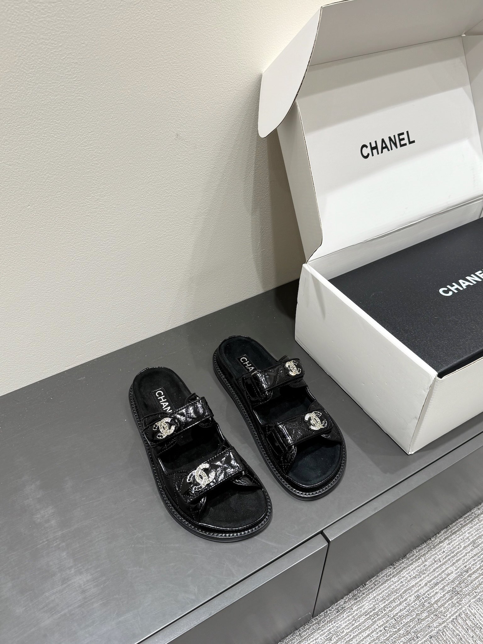 NO:886327,Sandals and slippers, airplane box 10 CHANE*25A spring and summer new style double buckle Velcro sandals, the texture of the cowhide outsole is really amazing!  The butter leather upper is double-strap with Velcro, making your feet cooler and more beautiful!  The highlight is that the classic Xiaoxiang logo has been added with small colorful rhinestones, and the two-color logo has a color-changing design. The whole thing is very suitable for summer!  Material butter leather, lining cow lining, outsole genuine leather outsole imported from Italy, shoe size 35-39/40, customized, non-returnable, slippers, sandals, chanel, sandals, slippers, Leather soles19860909凉鞋拖鞋,飞机盒10 CHANE*25A春夏新款 双扣魔术贴凉鞋 牛里大底质感真的绝了！牛油皮鞋面双带魔术贴,上脚更清凉更美观！小亮点在于经典的小香logo增加了小颗五颜六色的小水钻,双色logo变色设计,整体就很适合夏天！ 材质牛油皮 内里牛里 大底意大利进口真皮大底 鞋码35-39/40定制不退换,拖鞋凉鞋,chanel,sandals,slippers,Leather soles,Women's Shoes
