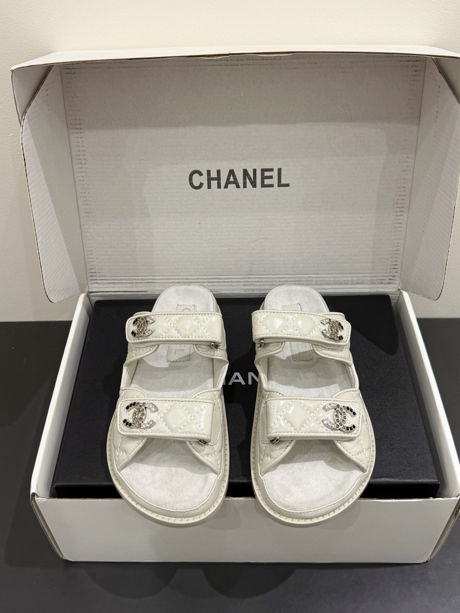 NO:886338,Sandals and slippers, airplane box 10 CHANE*25s spring and summer new style, top version, purchase level, new color double buckle Velcro sandals Time comes and goes, new styles are like new wheat stubble, round after round, but the deepest in my heart are Chanel classic sandals, very simple double buckle Velcro design, ultimate lambskin texture, this pair really makes it possible whether you are catching a plane or walking 20,000 steps in a marathon, no matter how you wear it, it is comfortable and not tiring, and it is super easy to match!  I think this pair is enough for traveling!  !  Material sheepskin, sheepskin lining, outsole, genuine leather outsole imported from Italy, shoe size 35-39/40, 41 customization, non-returnable, slippers, sandals, chanel, sandals, slippers, sheepskin, Leather soles19860909凉鞋拖鞋,飞机盒10 CHANE*25s春夏新款 顶级版本 代购级别 新色双扣魔术贴凉鞋 时间来来往往,新款如同新生的麦茬,一轮又一轮,但是最深的我心的还是chanel经典凉鞋,非常精简的双扣魔术贴设计,极致的小羊皮质感,这双真的做到无论是赶飞机还是马拉松暴走2w步,怎么穿都舒适不累脚,而且超级容易搭配！感觉旅行带此一双就足够了！！ 材质羊皮 内里羊里 大底意大利进口真皮大底 鞋码35-39/40 41定制不退换,拖鞋凉鞋,chanel,sandals,slippers,sheepskin,Leather soles,Women's Shoes