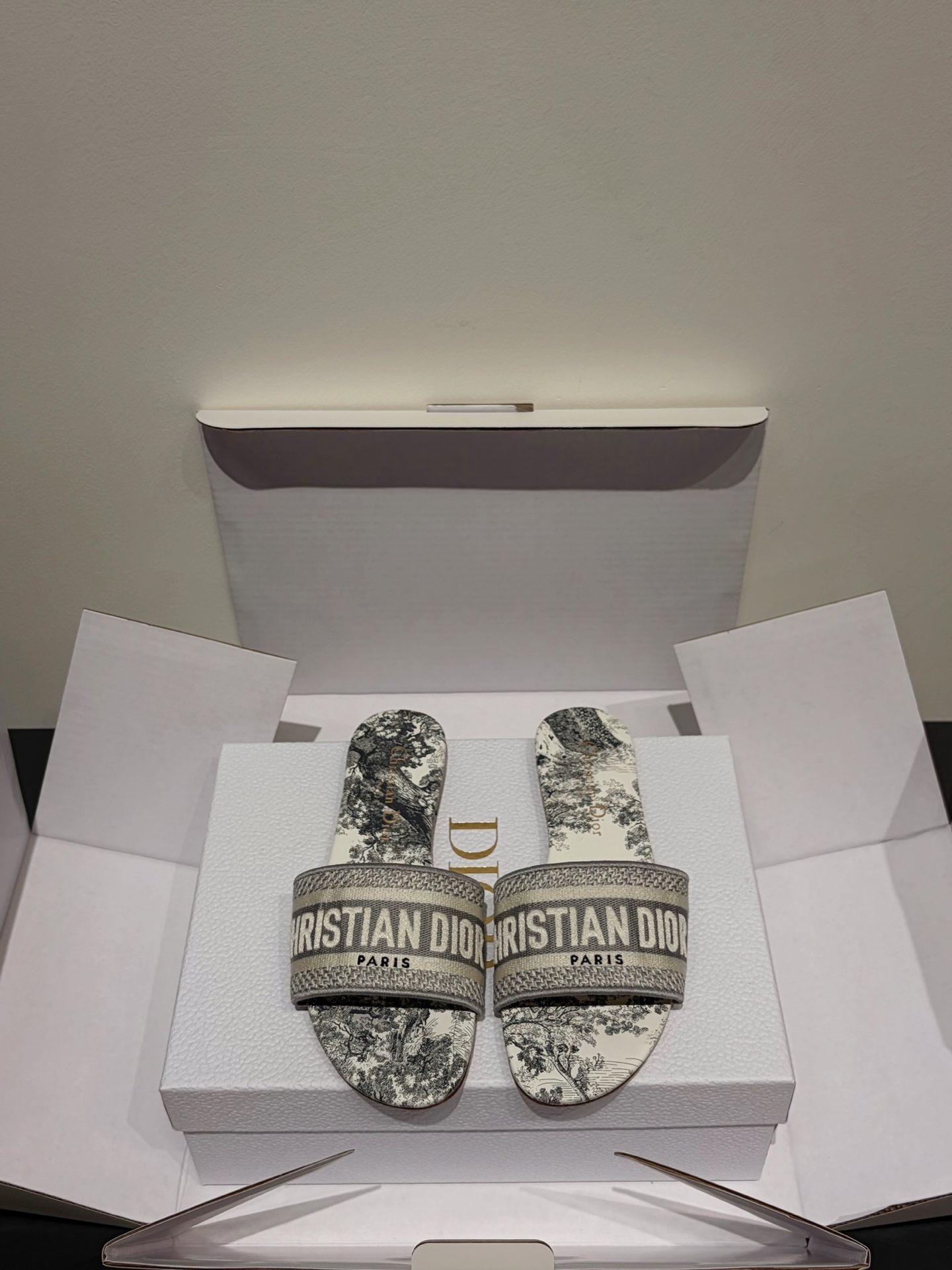 NO:780742,Top quality (airplane box 10) Dio*·26s spring and summer new style must-have classic style embroidered flat low heel sandals  This pair of classic embroidered logo sandals uses the oldest craftsmanship to write the most modern symbols. The embroidered logo on the shoe is not a simple print, but a three-dimensional totem outlined by the craftsman with needle and thread stitch by stitch - the direction of each stitch and the tightness of each thread are all telling the story of Mongolia.  In the studio at No. 30 Tian Street, the sound of the century-old embroidery machine is still running. The flat-soled design allows the soles of the feet to completely touch the ground, but a sense of ritual rises in the exquisite embroidery; the height of the low heels just supports the most slender arc of the ankle, giving each step a calm rhythm.  Classics are not replicas, but embroidering the soul of the past into the current shoe. Dior’s pursuit of embroidery is almost paranoid. The CD on the upper of this pair of sandals  The logo is not uniformly embroidered by machine in batches, but is a three-dimensional outline drawn by the craftsman stitch by stitch using a hand-made embroidery machine. The angle of entry of each stitch and the tension of each thread are precisely controlled by the craftsman's fingertips - too tight will cause the leather to wrinkle, and too loose will make the pattern loose. The subtle undulations that can only be done by hand make the logo slightly bulge from the upper, like a relief or a seal.  The choice of embroidery thread is also a science. The top-grade mercerized cotton thread is selected, which has been specially treated to have the luster of silk and the toughness of cotton thread. The white thread has a pearl-like softness under the light, while the golden thread has a matte texture.  It is the kind of dazzling brightness, the warmth of old gold coins. The color contrast between the embroidery thread and the leather has been carefully matched - white thread with off-white leather, gold thread with nude leather, making the logo looming in the distance, and only by getting closer can you see the delicate stitching.  Material Sheepskin, sheepskin lining, outsole imported from Italy, genuine leather, shoe size flat 35-39/40, 41 customized, non-returnable, thick heel 35-39/40, customized, non-returnable, slippers, dior, slippers, sheepskin, Leather soles19860909顶级品质（飞机盒10） Dio*·26s 春夏新款 必入经典款 刺绣款平底矮跟凉拖 这双经典刺绣logo凉拖,用最悠久的工艺书写最现代的符号.鞋面上的刺绣logo不是简单的印花,而是匠人用针线一针一针勾勒出的立体图腾——每一针的走向、每一线的松紧,都在诉说着蒙田大街三十号的工作室里,那台百年绣机依然在运转的声音.平底的设计让脚掌完全贴合地面,却在刺绣的精致中升腾起仪式感；矮跟的高度刚好托起脚踝最纤细的弧线,让每一步都带着从容的节奏. 经典不是复刻,是把过去的灵魂绣进现在的鞋面. Dior对刺绣的追求近乎偏执.这双凉拖鞋面上的CD logo,不是机器批量绣制的整齐划一,而是匠人用手工绣机一针一针勾勒出的立体轮廓.每一针的入线角度、每一线的张力松紧,都由匠人的指尖精准控制——太紧会让皮料起皱,太松会让图案松散.那种只有手工才能完成的微妙起伏,让logo从鞋面上微微隆起,像浮雕,像印章. 绣线的选择也是一门学问.选用的是顶级的丝光棉线,经过特殊处理,既有丝绸的光泽,又有棉线的韧性.白色线在光线下泛起珍珠般的柔光,金色线则呈现出哑光的质感,不是那种刺眼的亮,是旧金币上的温润.绣线与皮料的色彩对比如经过精密调配——白线配米白皮,金线配裸色皮,让logo在远处若隐若现,只有凑近才能看清那精致的针脚. 材质羊皮 内里羊里 打底意大利进口真皮大底 鞋码平底35-39/40 41定制不退换 粗跟35-39/40定制不退换,拖鞋,dior,slippers,sheepskin,Leather soles,Women's Shoes