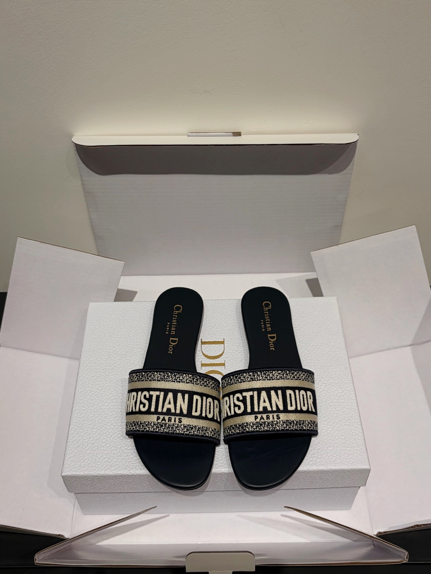 NO:780676,Top quality (airplane box 10) Dio*·26s spring and summer new style must-have classic style embroidered flat low heel sandals  This pair of classic embroidered logo sandals uses the oldest craftsmanship to write the most modern symbols. The embroidered logo on the shoe is not a simple print, but a three-dimensional totem outlined by the craftsman with needle and thread stitch by stitch - the direction of each stitch and the tightness of each thread are all telling the story of Mongolia.  In the studio at No. 30 Tian Street, the sound of the century-old embroidery machine is still running. The flat-soled design allows the soles of the feet to completely touch the ground, but a sense of ritual rises in the exquisite embroidery; the height of the low heels just supports the most slender arc of the ankle, giving each step a calm rhythm.  Classics are not replicas, but embroidering the soul of the past into the current shoe. Dior’s pursuit of embroidery is almost paranoid. The CD on the upper of this pair of sandals  The logo is not uniformly embroidered by machine in batches, but is a three-dimensional outline drawn by the craftsman stitch by stitch using a hand-made embroidery machine. The angle of entry of each stitch and the tension of each thread are precisely controlled by the craftsman's fingertips - too tight will cause the leather to wrinkle, and too loose will make the pattern loose. The subtle undulations that can only be done by hand make the logo slightly bulge from the upper, like a relief or a seal.  The choice of embroidery thread is also a science. The top-grade mercerized cotton thread is selected, which has been specially treated to have the luster of silk and the toughness of cotton thread. The white thread has a pearl-like softness under the light, while the golden thread has a matte texture.  It is the kind of dazzling brightness, the warmth of old gold coins. The color contrast between the embroidery thread and the leather has been carefully matched - white thread with off-white leather, gold thread with nude leather, making the logo looming in the distance, and only by getting closer can you see the delicate stitching.  Material Sheepskin, sheepskin lining, outsole imported from Italy, genuine leather, shoe size flat 35-39/40, 41 customized, non-returnable, thick heel 35-39/40, customized, non-returnable, slippers, dior, slippers, sheepskin, Leather soles19860909顶级品质（飞机盒10） Dio*·26s 春夏新款 必入经典款 刺绣款平底矮跟凉拖 这双经典刺绣logo凉拖,用最悠久的工艺书写最现代的符号.鞋面上的刺绣logo不是简单的印花,而是匠人用针线一针一针勾勒出的立体图腾——每一针的走向、每一线的松紧,都在诉说着蒙田大街三十号的工作室里,那台百年绣机依然在运转的声音.平底的设计让脚掌完全贴合地面,却在刺绣的精致中升腾起仪式感；矮跟的高度刚好托起脚踝最纤细的弧线,让每一步都带着从容的节奏. 经典不是复刻,是把过去的灵魂绣进现在的鞋面. Dior对刺绣的追求近乎偏执.这双凉拖鞋面上的CD logo,不是机器批量绣制的整齐划一,而是匠人用手工绣机一针一针勾勒出的立体轮廓.每一针的入线角度、每一线的张力松紧,都由匠人的指尖精准控制——太紧会让皮料起皱,太松会让图案松散.那种只有手工才能完成的微妙起伏,让logo从鞋面上微微隆起,像浮雕,像印章. 绣线的选择也是一门学问.选用的是顶级的丝光棉线,经过特殊处理,既有丝绸的光泽,又有棉线的韧性.白色线在光线下泛起珍珠般的柔光,金色线则呈现出哑光的质感,不是那种刺眼的亮,是旧金币上的温润.绣线与皮料的色彩对比如经过精密调配——白线配米白皮,金线配裸色皮,让logo在远处若隐若现,只有凑近才能看清那精致的针脚. 材质羊皮 内里羊里 打底意大利进口真皮大底 鞋码平底35-39/40 41定制不退换 粗跟35-39/40定制不退换,拖鞋,dior,slippers,sheepskin,Leather soles,Women's Shoes