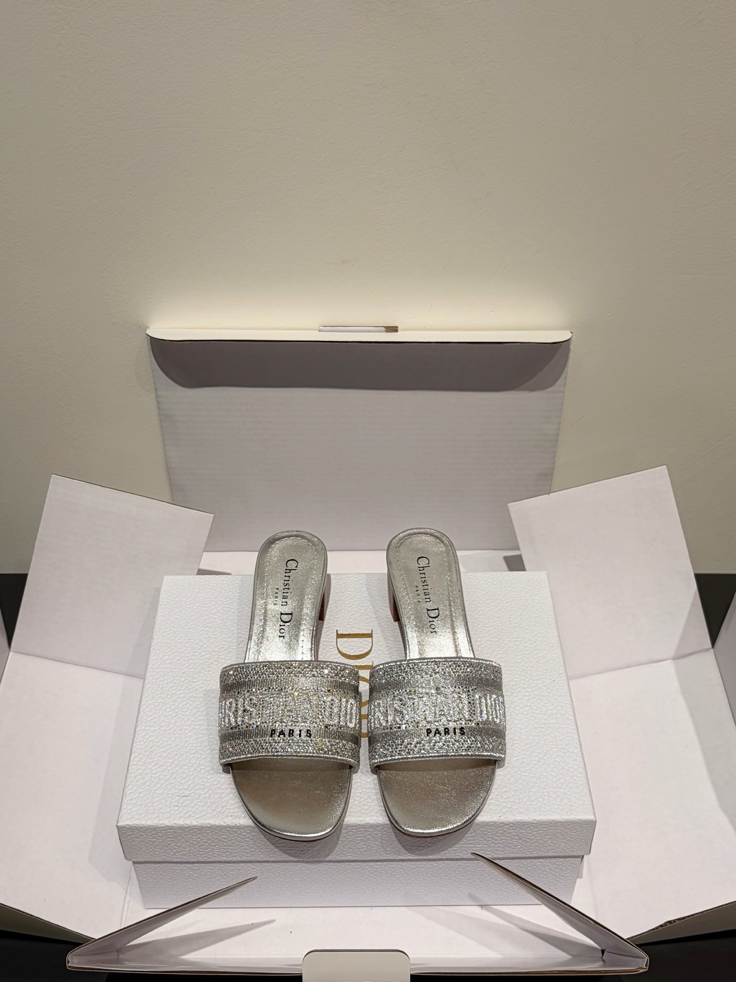 NO:780684,Top quality (airplane box 10) Dio*·26s spring and summer new style must-have classic style embroidered flat low heel sandals  This pair of classic embroidered logo sandals uses the oldest craftsmanship to write the most modern symbols. The embroidered logo on the shoe is not a simple print, but a three-dimensional totem outlined by the craftsman with needle and thread stitch by stitch - the direction of each stitch and the tightness of each thread are all telling the story of Mongolia.  In the studio at No. 30 Tian Street, the sound of the century-old embroidery machine is still running. The flat-soled design allows the soles of the feet to completely touch the ground, but a sense of ritual rises in the exquisite embroidery; the height of the low heels just supports the most slender arc of the ankle, giving each step a calm rhythm.  Classics are not replicas, but embroidering the soul of the past into the current shoe. Dior’s pursuit of embroidery is almost paranoid. The CD on the upper of this pair of sandals  The logo is not uniformly embroidered by machine in batches, but is a three-dimensional outline drawn by the craftsman stitch by stitch using a hand-made embroidery machine. The angle of entry of each stitch and the tension of each thread are precisely controlled by the craftsman's fingertips - too tight will cause the leather to wrinkle, and too loose will make the pattern loose. The subtle undulations that can only be done by hand make the logo slightly bulge from the upper, like a relief or a seal.  The choice of embroidery thread is also a science. The top-grade mercerized cotton thread is selected, which has been specially treated to have the luster of silk and the toughness of cotton thread. The white thread has a pearl-like softness under the light, while the golden thread has a matte texture.  It is the kind of dazzling brightness, the warmth of old gold coins. The color contrast between the embroidery thread and the leather has been carefully matched - white thread with off-white leather, gold thread with nude leather, making the logo looming in the distance, and only by getting closer can you see the delicate stitching.  Material Sheepskin, sheepskin lining, outsole imported from Italy, genuine leather, shoe size flat 35-39/40, 41 customized, non-returnable, thick heel 35-39/40, customized, non-returnable, slippers, dior, slippers, sheepskin, Leather soles19860909顶级品质（飞机盒10） Dio*·26s 春夏新款 必入经典款 刺绣款平底矮跟凉拖 这双经典刺绣logo凉拖,用最悠久的工艺书写最现代的符号.鞋面上的刺绣logo不是简单的印花,而是匠人用针线一针一针勾勒出的立体图腾——每一针的走向、每一线的松紧,都在诉说着蒙田大街三十号的工作室里,那台百年绣机依然在运转的声音.平底的设计让脚掌完全贴合地面,却在刺绣的精致中升腾起仪式感；矮跟的高度刚好托起脚踝最纤细的弧线,让每一步都带着从容的节奏. 经典不是复刻,是把过去的灵魂绣进现在的鞋面. Dior对刺绣的追求近乎偏执.这双凉拖鞋面上的CD logo,不是机器批量绣制的整齐划一,而是匠人用手工绣机一针一针勾勒出的立体轮廓.每一针的入线角度、每一线的张力松紧,都由匠人的指尖精准控制——太紧会让皮料起皱,太松会让图案松散.那种只有手工才能完成的微妙起伏,让logo从鞋面上微微隆起,像浮雕,像印章. 绣线的选择也是一门学问.选用的是顶级的丝光棉线,经过特殊处理,既有丝绸的光泽,又有棉线的韧性.白色线在光线下泛起珍珠般的柔光,金色线则呈现出哑光的质感,不是那种刺眼的亮,是旧金币上的温润.绣线与皮料的色彩对比如经过精密调配——白线配米白皮,金线配裸色皮,让logo在远处若隐若现,只有凑近才能看清那精致的针脚. 材质羊皮 内里羊里 打底意大利进口真皮大底 鞋码平底35-39/40 41定制不退换 粗跟35-39/40定制不退换,拖鞋,dior,slippers,sheepskin,Leather soles,Women's Shoes