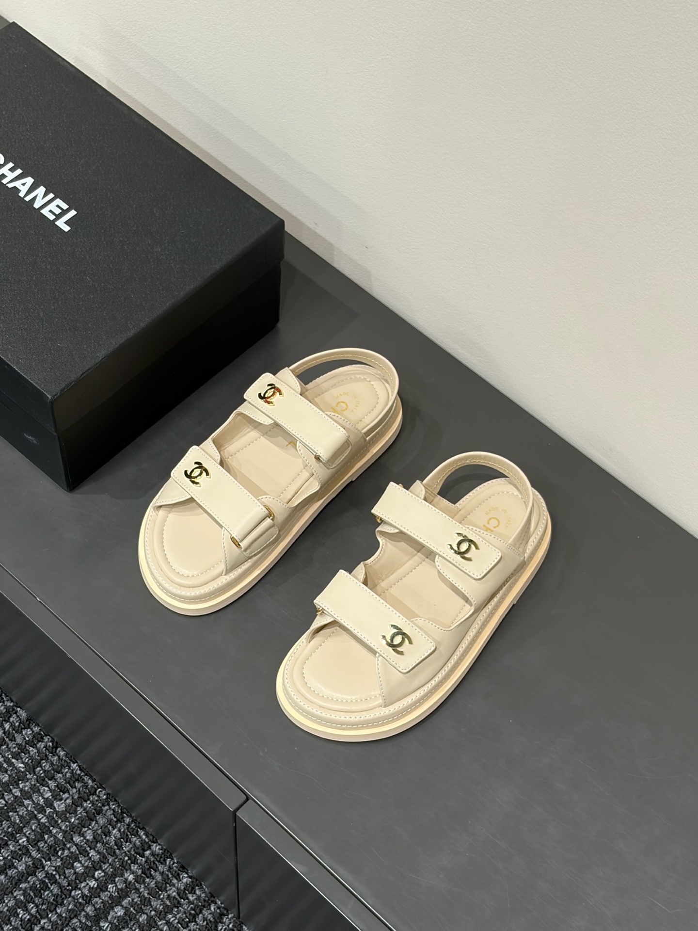 NO:886349,Sandals and half slippers, airplane box 10 Chane*·26s spring and summer new color block Velcro sandals  Color matching is the most classic design language of Chanel - dark colors cover the light-colored shoes, like the shadows on the wooden floor after the light is cut by the blinds at dusk. The intersection of light and dark is full of elegant geometric poetry. Velcro is the most honest confession of this pair of shoes. It does not require bending down to tie the shoelaces, nor does it require fiddling with the metal buckles. It only requires a gentle pull and close with the fingertips, and the subtle 'hissing' sound is like the first note of the summer morning. Material Sheepskin lining Sheep lining  Large rubber outsole, shoe size 35-39/40, customized, non-returnable, slippers, sandals, chanel, sandals, slippers, sheepskin19860909凉鞋半拖,飞机盒10 Chane*·26s 春夏新款 拼色魔术贴凉鞋 拼色是Chanel最经典的设计语言——深色覆在浅色鞋身上,像黄昏时分光线被百叶窗切割后落在木地板上的影子,明暗交界处全是优雅的几何诗.魔术贴是这双鞋最诚实的告白不要求弯腰系鞋带,不要求拨弄金属搭扣,只需指尖轻轻一拉一合,那声极细微的“嘶啦”声,像是夏日清晨的第一个音符. 材质羊皮 内里羊里 大底橡胶大底 鞋码35-39/40定制不退换,拖鞋凉鞋,chanel,sandals,slippers,sheepskin,Women's Shoes