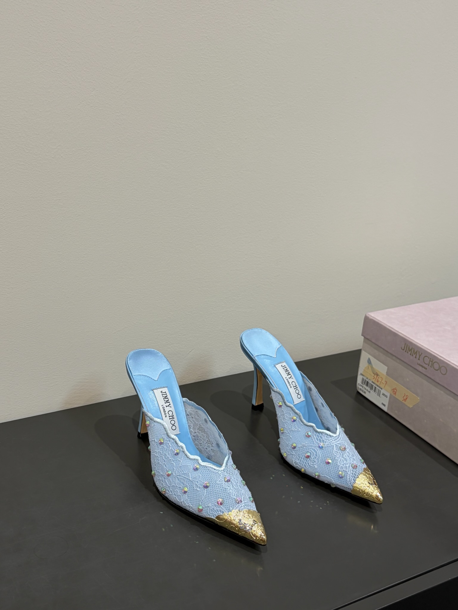 NO:886144,JimmyCho*·26s Spring and Summer New Metal Pointed Lace Toe Mops  This pair of shoes is a gentle confrontation between materials. The lace upper is soft, like a ray of morning light leaking through the gaps in old curtains, with the unique breathability and fragility of plant fibers; the metal toe is hard and cold, like polished copper.  The mirror pushed the light back coldly. The two materials met at the toes, with no transition and no buffering, just like silk and a knife blade being juxtaposed in the same picture - it is this conflict that makes it no longer just a pair of good-looking lace shoes, but has some kind of hidden sharpness.  Material: mesh lace, sheep lining, outsole, genuine leather outsole imported from Italy, shoe size 35-39/40, customized, non-refundable, semi-high heels, jimmy choo, high heels, Leather soles19860909JimmyCho*·26s 春夏新款 金属尖头蕾丝款包头拖 这双鞋是一场材质之间的温柔对峙.蕾丝鞋面是柔的,软的,像旧时窗帘缝隙间漏进来的一缕晨光,带着植物纤维特有的透气感与脆弱感；金属鞋头却是硬的,冷的,像一面被打磨过的铜镜,将光线冷冷地推回去.两种材质在脚趾处相遇,没有过渡,没有缓冲,像丝绸与刀刃被并置在同一个画面里——正是这种冲突让它不再只是一双好看的蕾丝鞋,而有了某种暗藏的锋利. 材质网纱蕾丝 内里羊里 大底意大利进口真皮大底 鞋码35-39/40定制不退换,半拖高跟鞋,jimmy choo,high heels,Leather soles,Women's Shoes