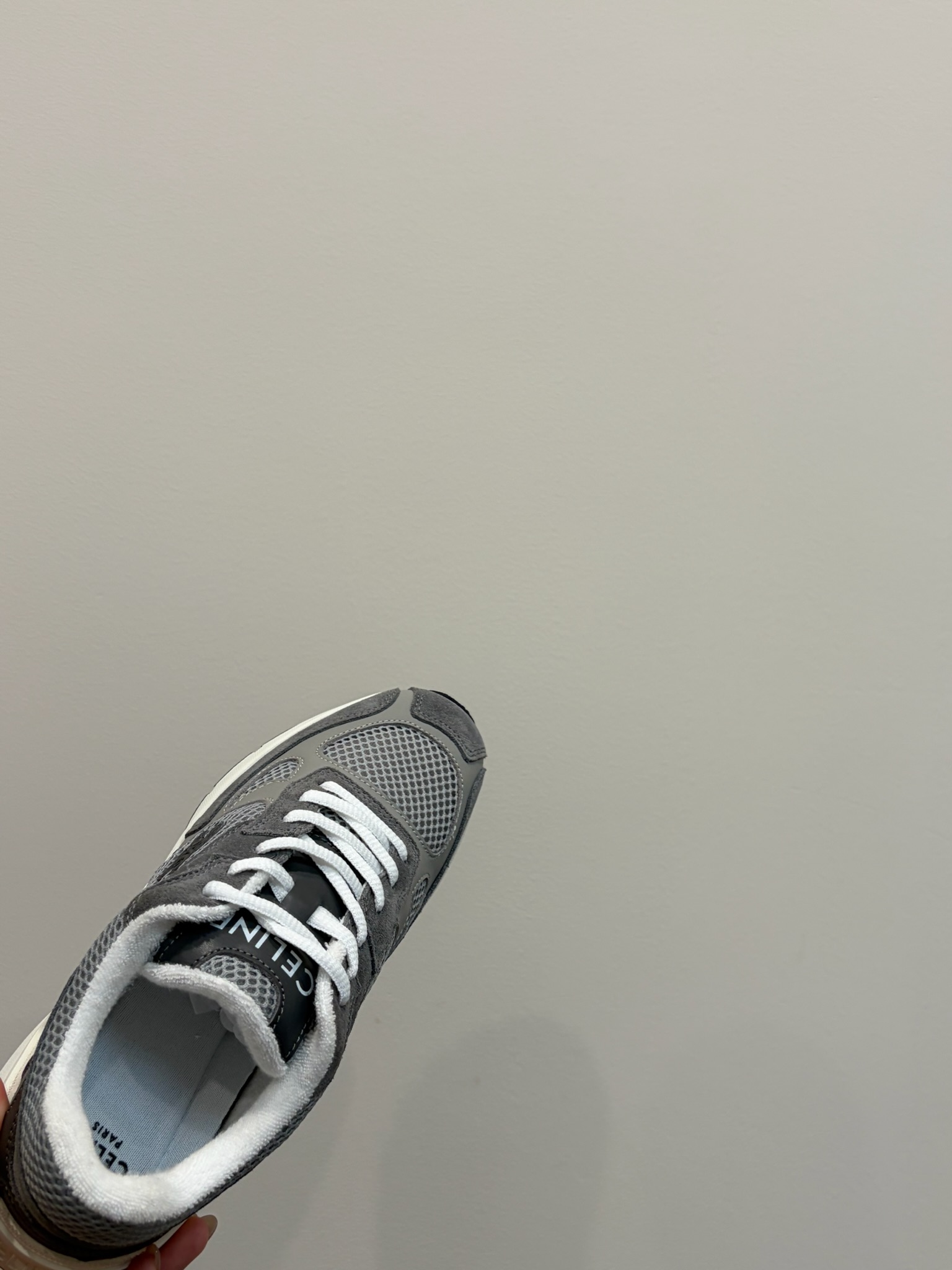 360Celin*·26s 春夏新款 透气网面设计老爹鞋 这双老爹鞋是Celine将巴黎左岸那份不刻意的精致,与九十年代 360Celin*·26s 春夏新款 透气网面设计老爹鞋 这双老爹鞋是Celine将巴黎左岸那份不刻意的精致,与九十年代