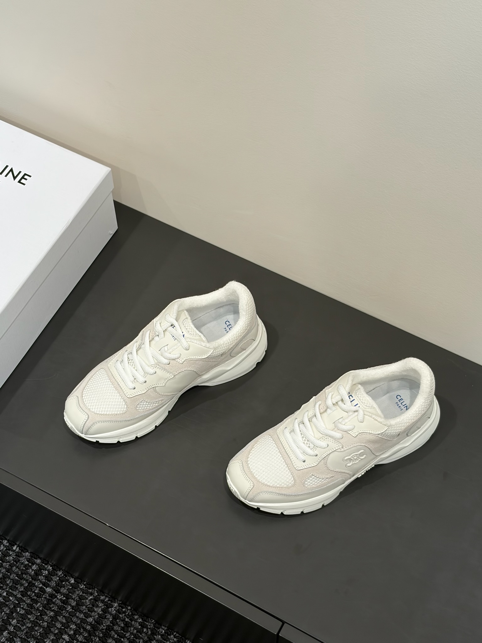 360Celin*·26s 春夏新款 透气网面设计老爹鞋 这双老爹鞋是Celine将巴黎左岸那份不刻意的精致，与九十年代
