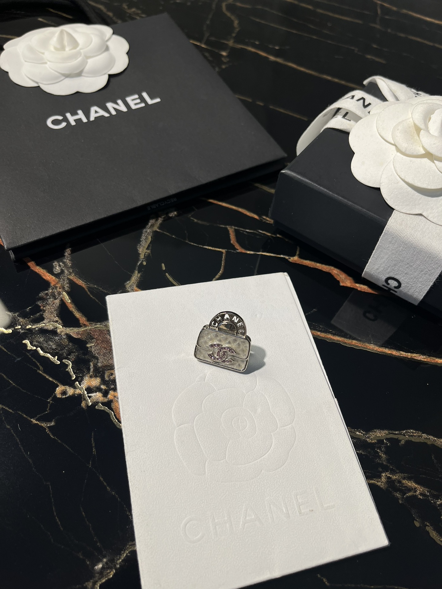 CHANEL ブローチ　シルバー　なっち 楽天市場】シャネル ブローチ シルバーの通販
