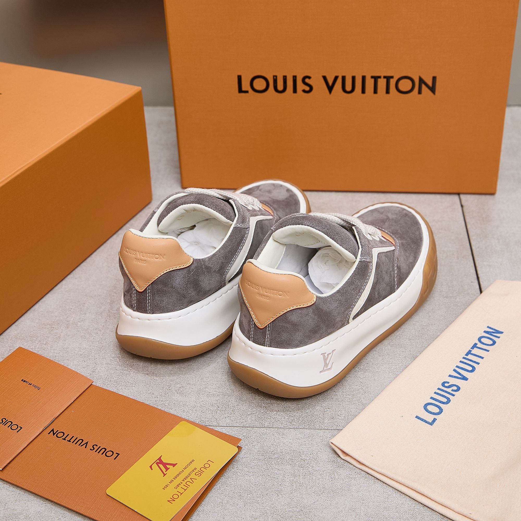 NO:678915,Top version, original development, Lujia 26 new style. The upper is spliced with cow suede leather imported from Italy. The side is decorated with the brand LOGO and signature. The latest latex foot mesh lining is super comfortable: exclusive private model Vuitton logo. Lining: customized silky mesh lining - first layer silk cowhide lining. Outsole: original TPU suction mold outsole, wear-resistant, non-slip and anti-yellowing. Footrest: new latex pad - mesh sweat-absorbent.  Technology: embroidery trademark, fully computerized sewing machine, toe cap, hot and cold shaping, full set of upper sleeves, mid-low logo pattern, women's size 36-40 (customized at 40), men's size 39-44 (customized at 45), casual shoes/sports shoes, louis vuitton, louis vuitton, sneakers, cowhide19860909顶级版本 原版开发 驴家26新款 鞋面由意大利进口牛反绒皮拼接 侧边饰有品牌LOGO标志及签名 最新乳胶垫脚网布内里脚感超舒适 :独家私模Vuitton 标识 内里:定制丝滑网里-头层丝绸牛皮内里 大底:原板TPU吸模大底耐磨防滑防黄 垫脚:新款乳胶垫-网纱吸汗 工艺:刺绣商标全电脑针车拉线 鞋头 后套 冷热定型 全套拉帮套楦中低logo花纹 女码36-40（40定做） 男码39-44 (45定做）,休闲鞋/运动鞋,louis vuitton,louis vuitton,sneakers,cowhide,Women's Shoes