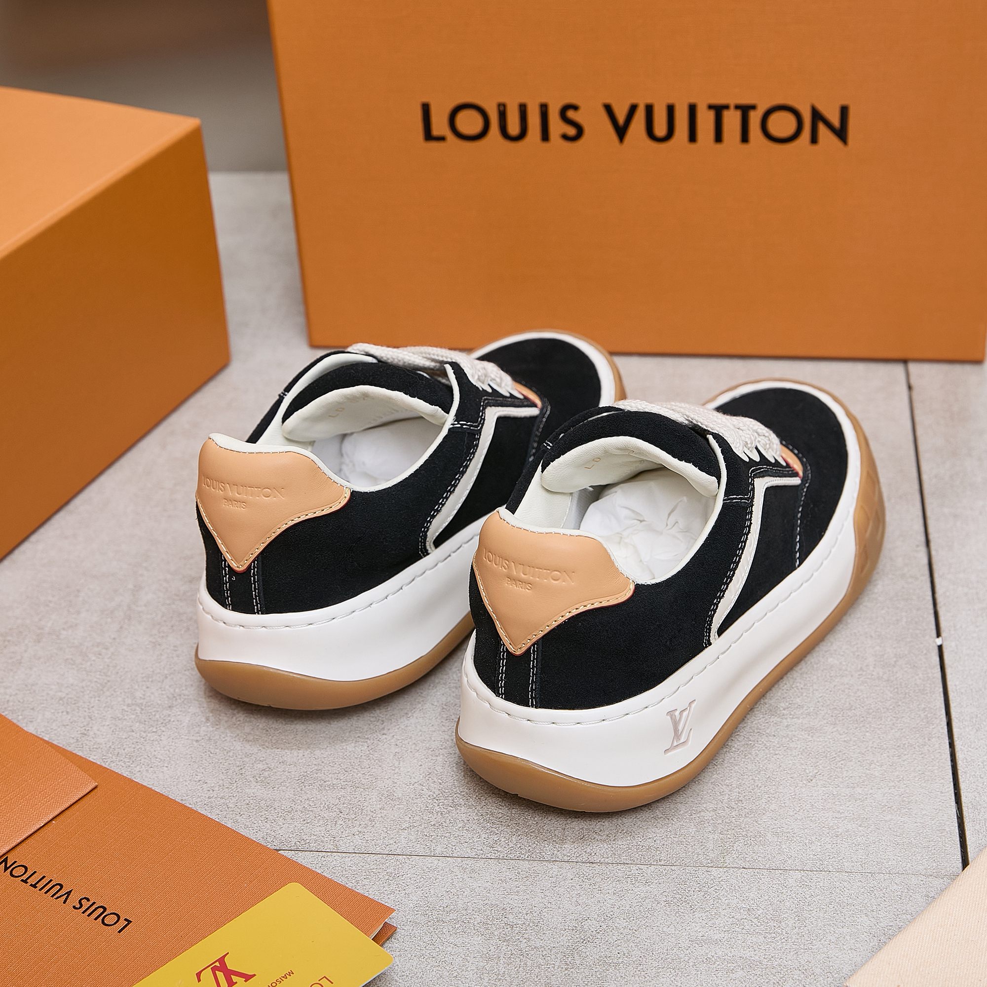 NO:678929,The top version is the original development of Lvjia 26 new model. The upper is spliced with cow suede leather imported from Italy. The side is decorated with the brand LOGO and signature. The latest latex foot mesh lining is super comfortable: exclusive private model Vuitton logo. The lining: customized silky mesh lining - first layer silk cowhide lining. Outsole: original TPU suction mold outsole is wear-resistant, non-slip and anti-yellowing.  Toe cap, back cover, hot and cold shaping, full set of pull-top last, medium and low logo pattern, women's size 36-40 (customized at 40), men's size 39-44 (customized at 45), casual shoes/sports shoes, louis vuitton, louis vuitton, sneakers, cowhide19860909顶级版本 原版开发驴家26新款 鞋面由意大利进口牛反绒皮拼接 侧边饰有品牌LOGO标志及签名 最新乳胶垫脚网布内里脚感超舒适 :独家私模Vuitton 标识 内里:定制丝滑网里-头层丝绸牛皮内里 大底:原板TPU吸模大底耐磨防滑防黄 垫脚:新款乳胶垫-网纱吸汗 工艺:刺绣商标全电脑针车拉线 鞋头 后套 冷热定型 全套拉帮套楦中低logo花纹 女码36-40(40定做） 男码39-44（45订做）,休闲鞋/运动鞋,louis vuitton,louis vuitton,sneakers,cowhide,Women's Shoes