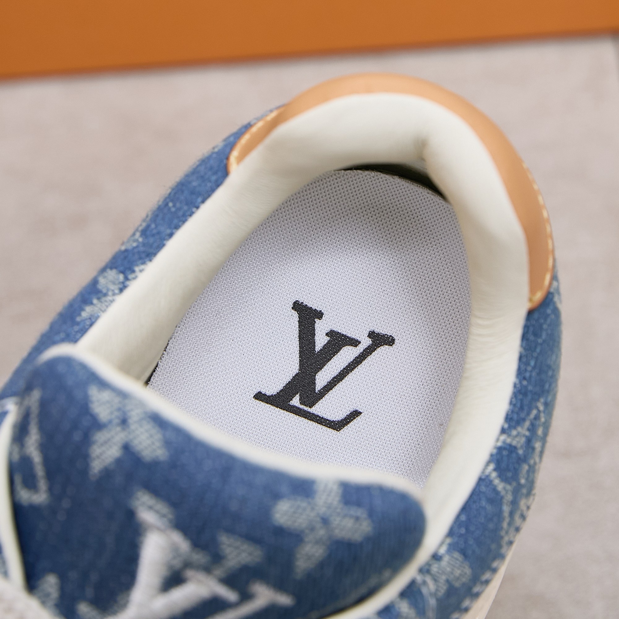 NO:678909,Top version, original development, Lujia 26 new style. The upper is spliced with cow suede leather imported from Italy. The side is decorated with the brand LOGO and signature. The latest latex foot mesh lining is super comfortable: exclusive private model Vuitton logo. Lining: customized silky mesh lining - first layer silk cowhide lining. Outsole: original TPU suction mold outsole, wear-resistant, non-slip and anti-yellowing. Footrest: new latex pad - mesh sweat-absorbent.  Technology: embroidery trademark, fully computerized sewing machine, toe cap, hot and cold shaping, full set of upper sleeves, mid-low logo pattern, women's size 36-40 (customized at 40), men's size 39-44 (customized at 45), casual shoes/sports shoes, louis vuitton, louis vuitton, sneakers, cowhide19860909顶级版本 原版开发 驴家26新款 鞋面由意大利进口牛反绒皮拼接 侧边饰有品牌LOGO标志及签名 最新乳胶垫脚网布内里脚感超舒适 :独家私模Vuitton 标识 内里:定制丝滑网里-头层丝绸牛皮内里 大底:原板TPU吸模大底耐磨防滑防黄 垫脚:新款乳胶垫-网纱吸汗 工艺:刺绣商标全电脑针车拉线 鞋头 后套 冷热定型 全套拉帮套楦中低logo花纹 女码36-40（40定做） 男码39-44（45定做）,休闲鞋/运动鞋,louis vuitton,louis vuitton,sneakers,cowhide,Women's Shoes