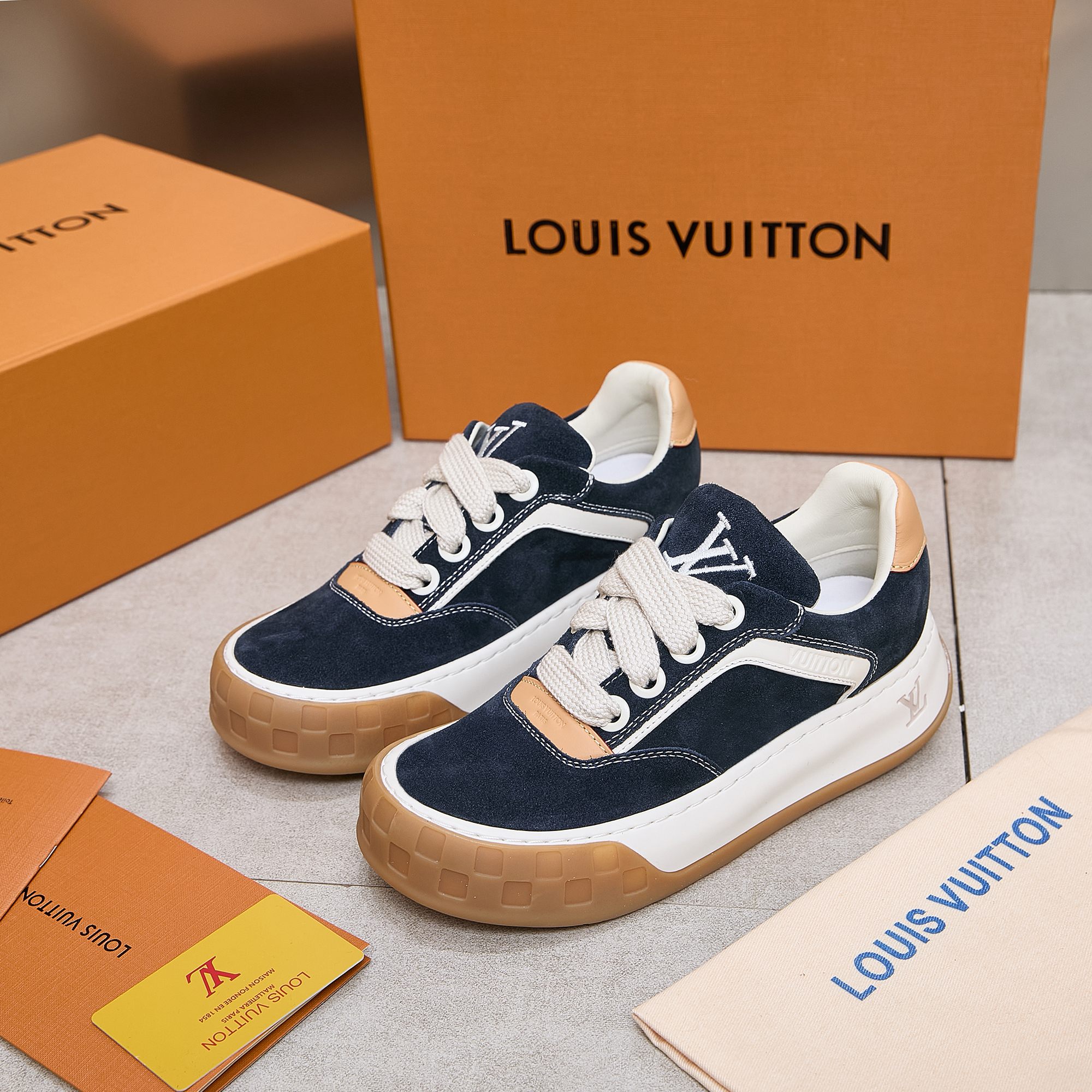 NO:678912,Top version, original development, Lujia 26 new style. The upper is spliced with cow suede leather imported from Italy. The side is decorated with the brand LOGO and signature. The latest latex foot mesh lining is super comfortable: exclusive private model Vuitton logo. Lining: customized silky mesh lining - first layer silk cowhide lining. Outsole: original TPU suction mold outsole, wear-resistant, non-slip and anti-yellowing. Footrest: new latex pad - mesh sweat-absorbent.  Technology: embroidery trademark, fully computerized sewing machine, toe cap, hot and cold shaping, full set of upper sleeves, mid-low logo pattern, women's size 36-40 (customized at 40), men's size 39-44 (customized at 45), casual shoes/sports shoes, louis vuitton, louis vuitton, sneakers, cowhide19860909顶级版本 原版开发 驴家26新款 鞋面由意大利进口牛反绒皮拼接 侧边饰有品牌LOGO标志及签名 最新乳胶垫脚网布内里脚感超舒适 :独家私模Vuitton 标识 内里:定制丝滑网里-头层丝绸牛皮内里 大底:原板TPU吸模大底耐磨防滑防黄 垫脚:新款乳胶垫-网纱吸汗 工艺:刺绣商标全电脑针车拉线 鞋头 后套 冷热定型 全套拉帮套楦中低logo花纹 女码36-40（40定做） 男码39-44（45定做）,休闲鞋/运动鞋,louis vuitton,louis vuitton,sneakers,cowhide,Women's Shoes